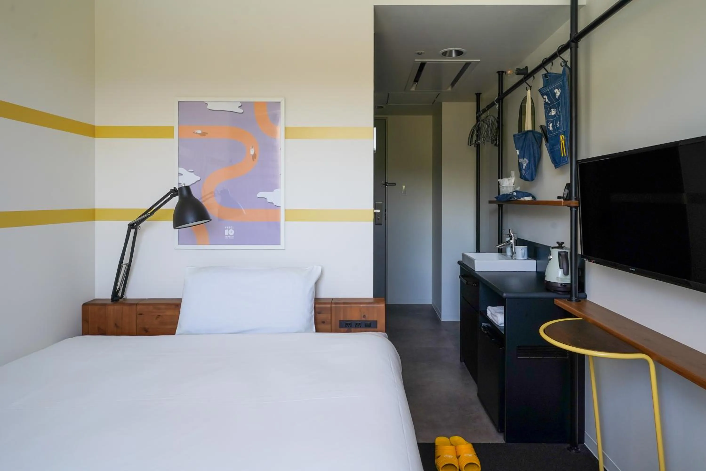 Bed in SETOUCHI KEIRIN HOTEL 10 by Onko Chishin