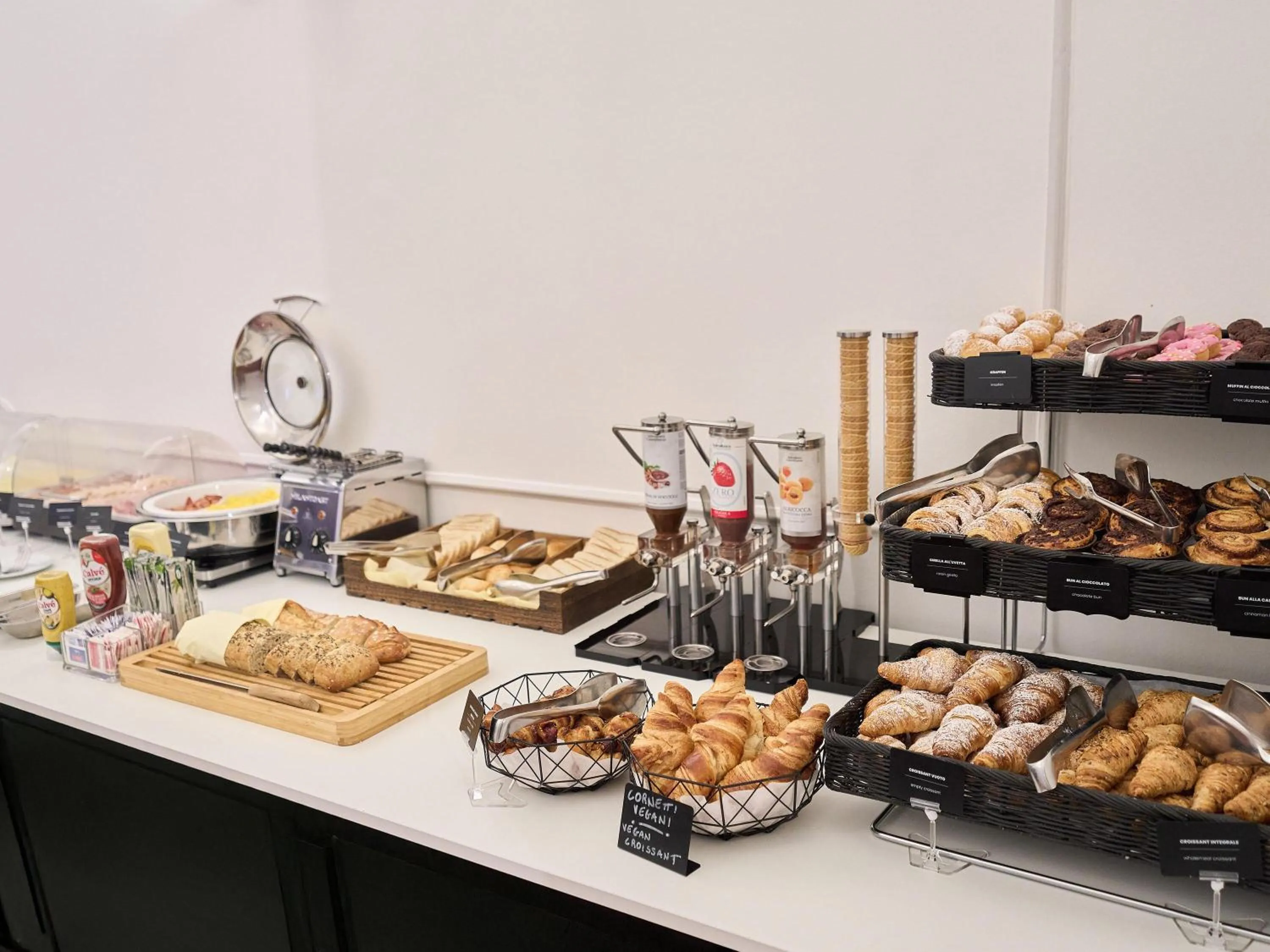 Restaurant/places to eat in B&B Hotel Napoli