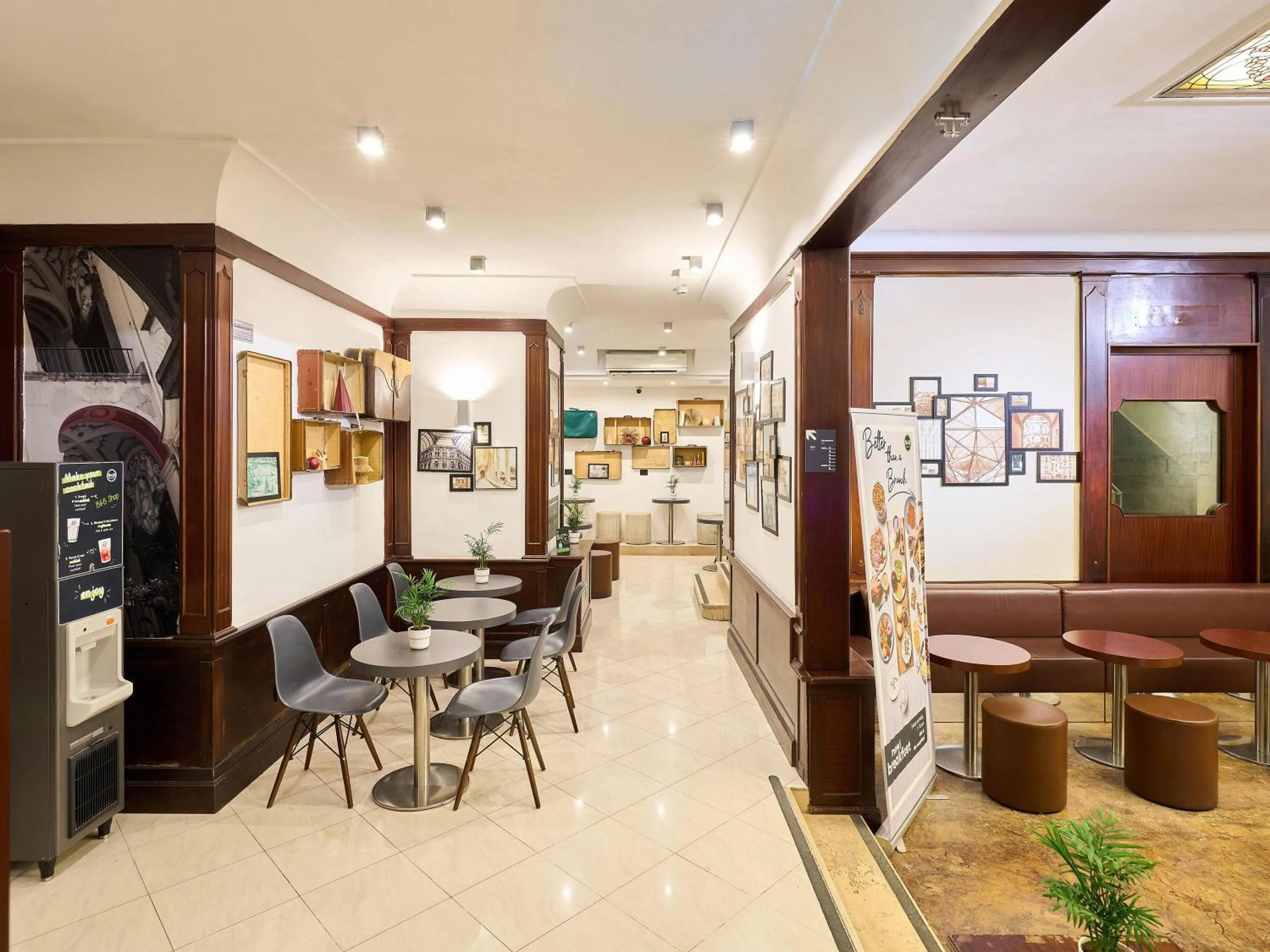 Lobby or reception in B&B Hotel Napoli