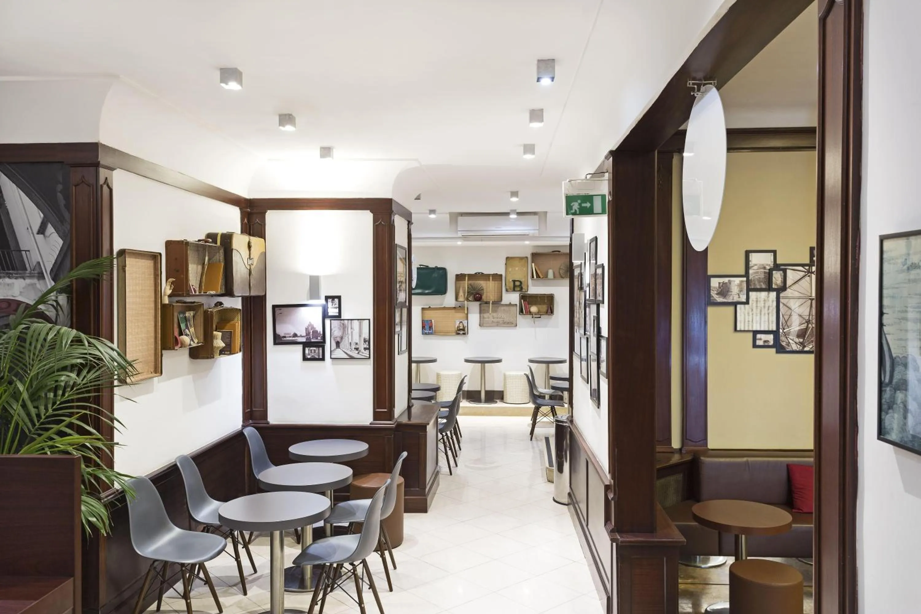 Lobby or reception in B&B Hotel Napoli