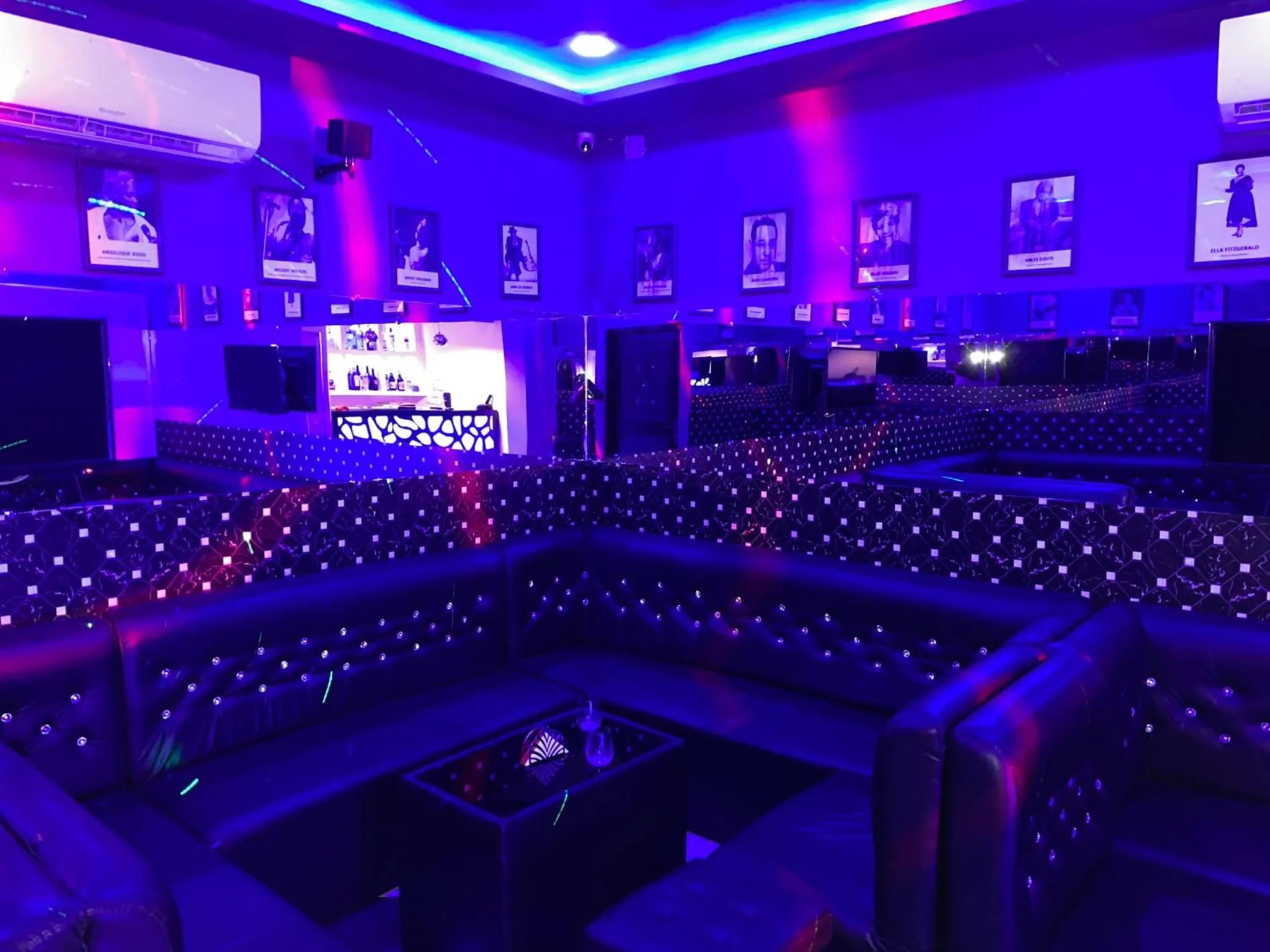 Nightclub / DJ in HOTEL LES ARCADES