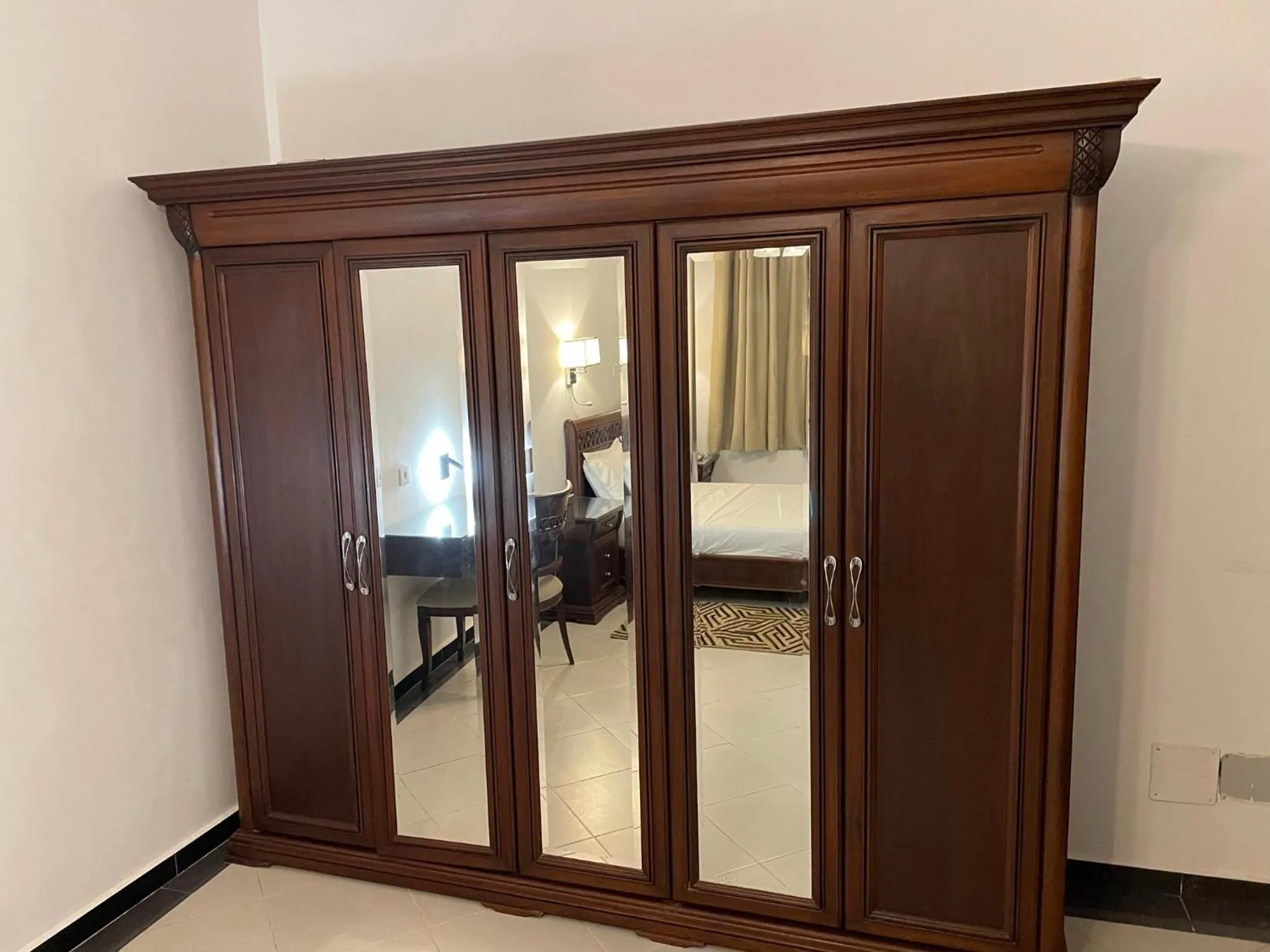 wardrobe in HOTEL LES ARCADES