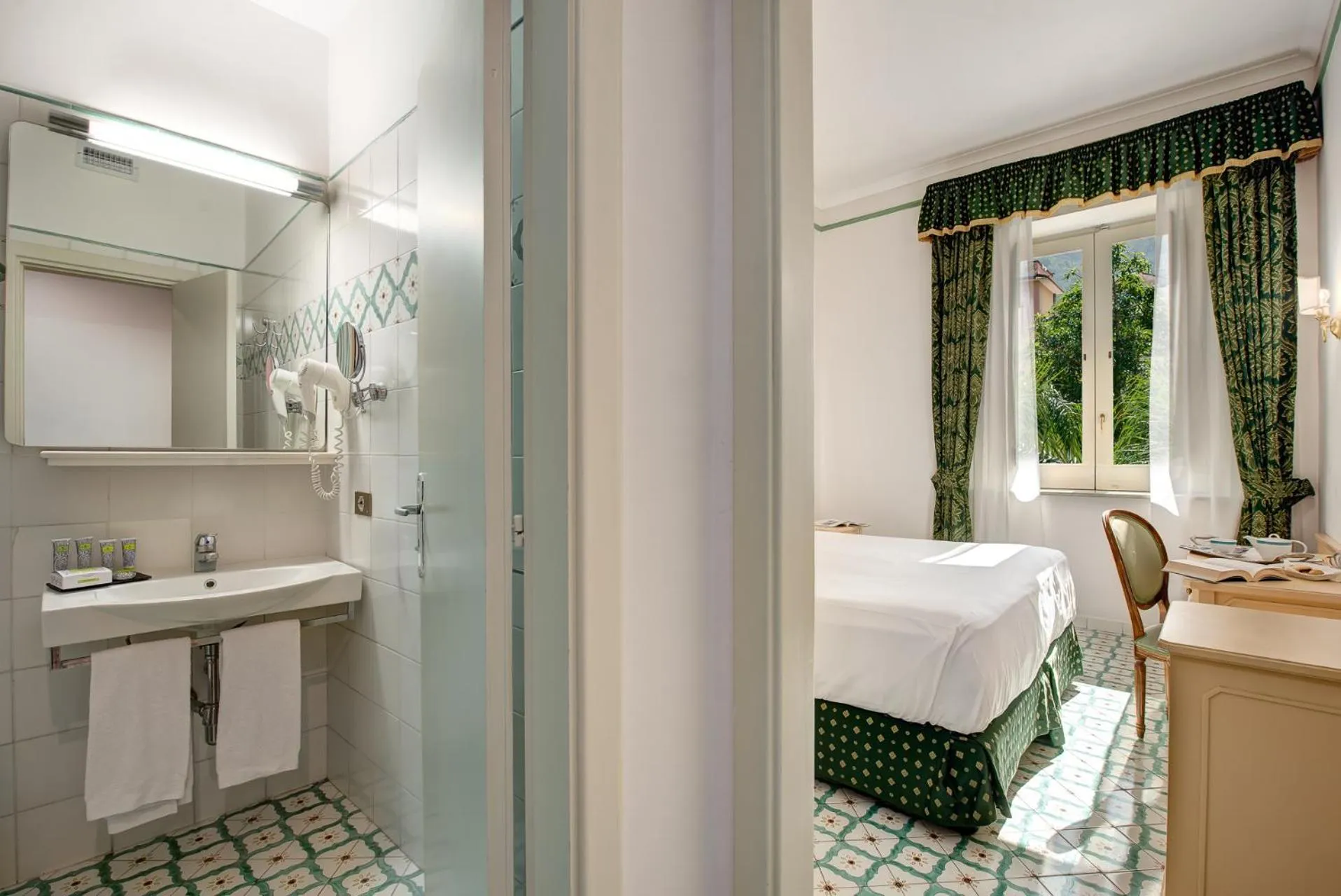 Bathroom, Bed in Imperial Hotel Tramontano