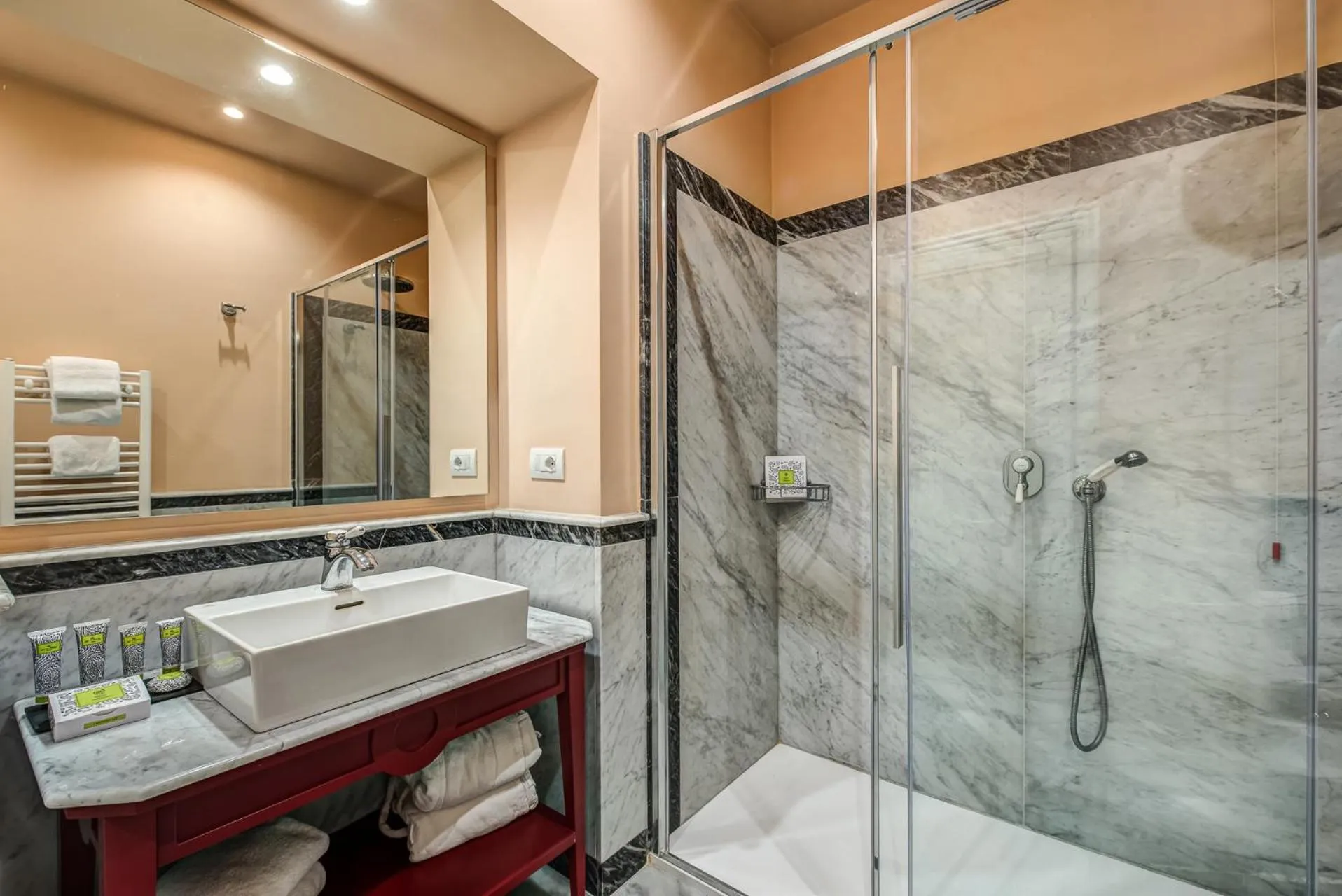 Shower in Imperial Hotel Tramontano