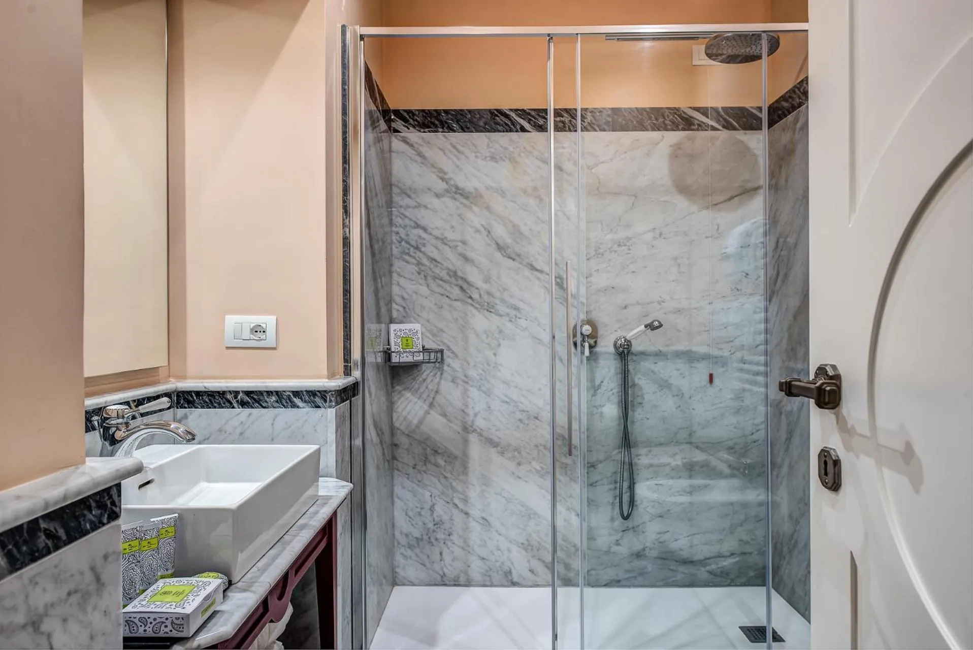Shower in Imperial Hotel Tramontano