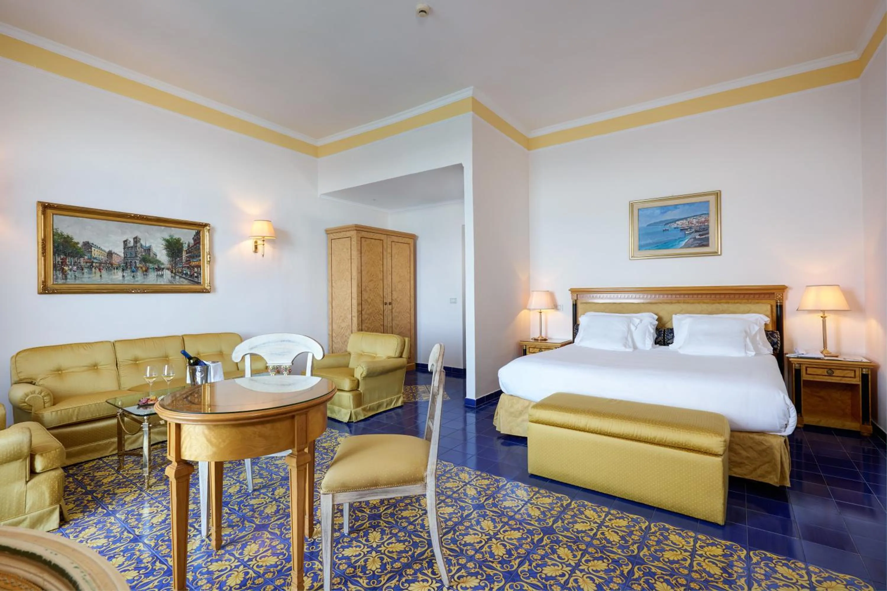 Living room, Bed in Imperial Hotel Tramontano