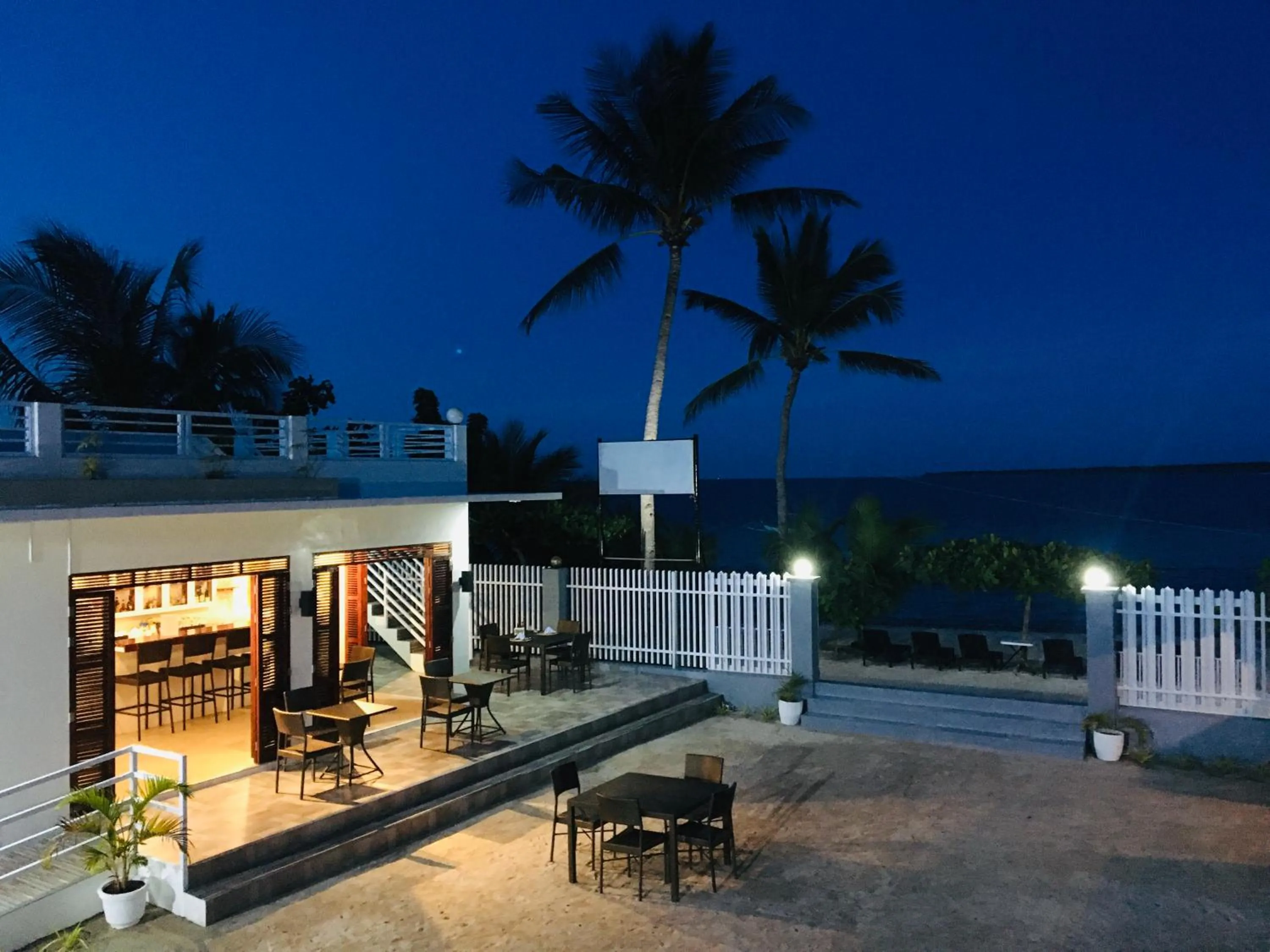 Maykenn Beach-Cafe-Bar and Restaurant