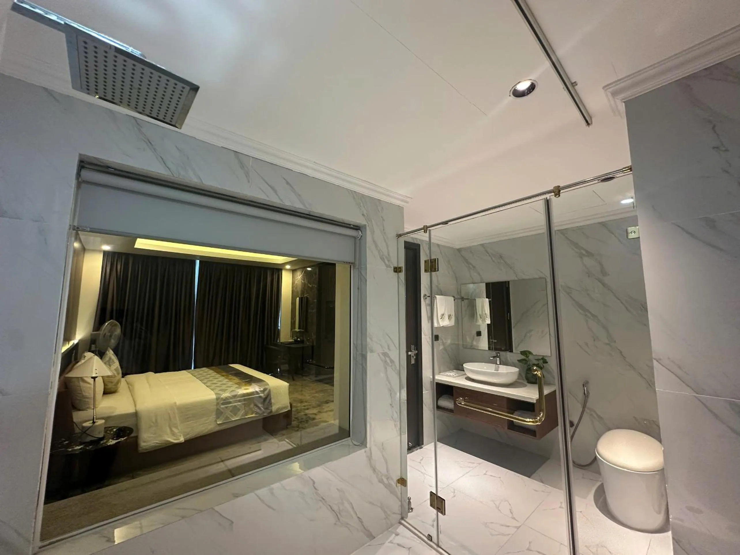 Bathroom, Bed in Songlam Waterfront Hotel - 藍江酒店