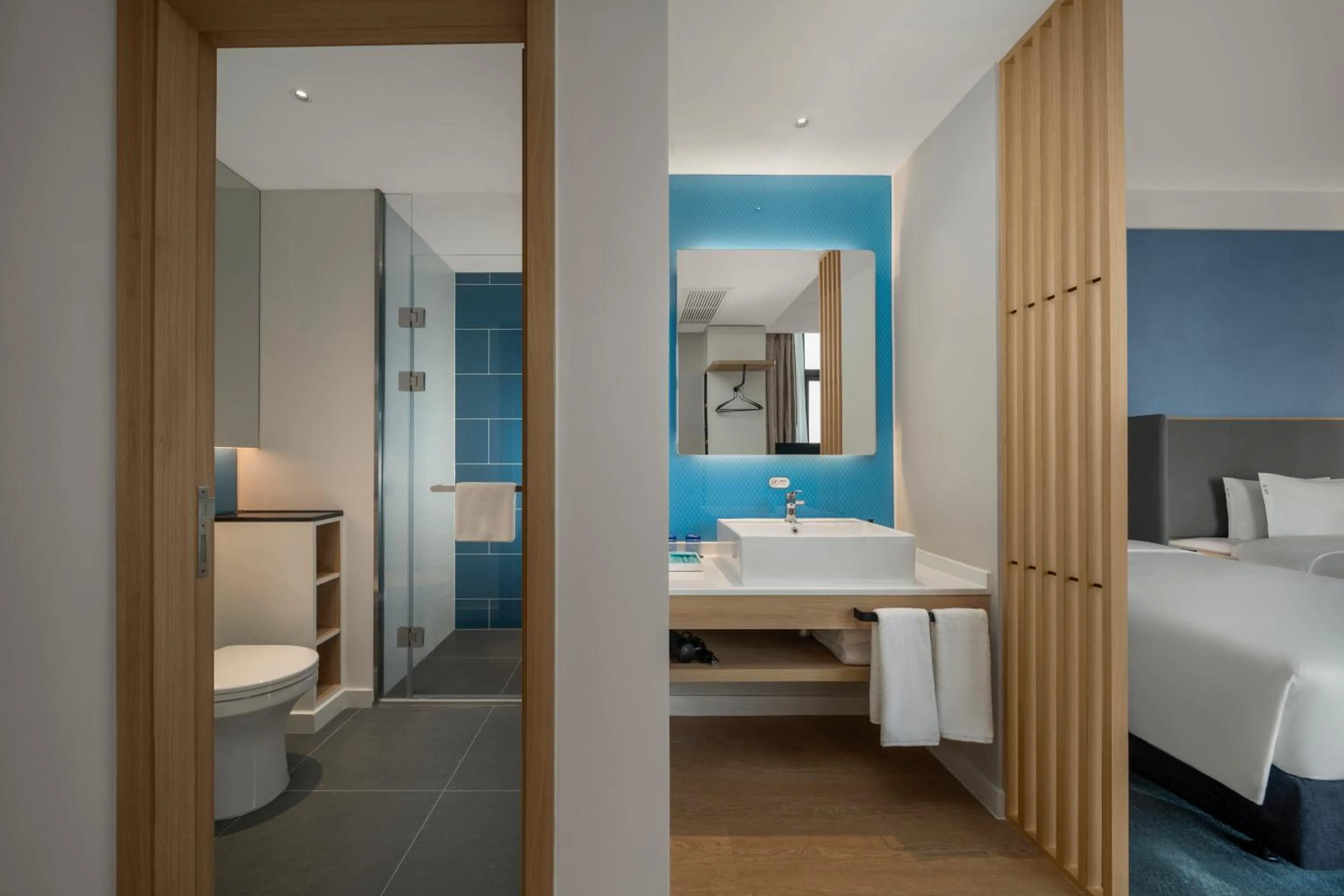 Photo of the whole room, Bed in Holiday Inn Express Nanchang Riverside by IHG