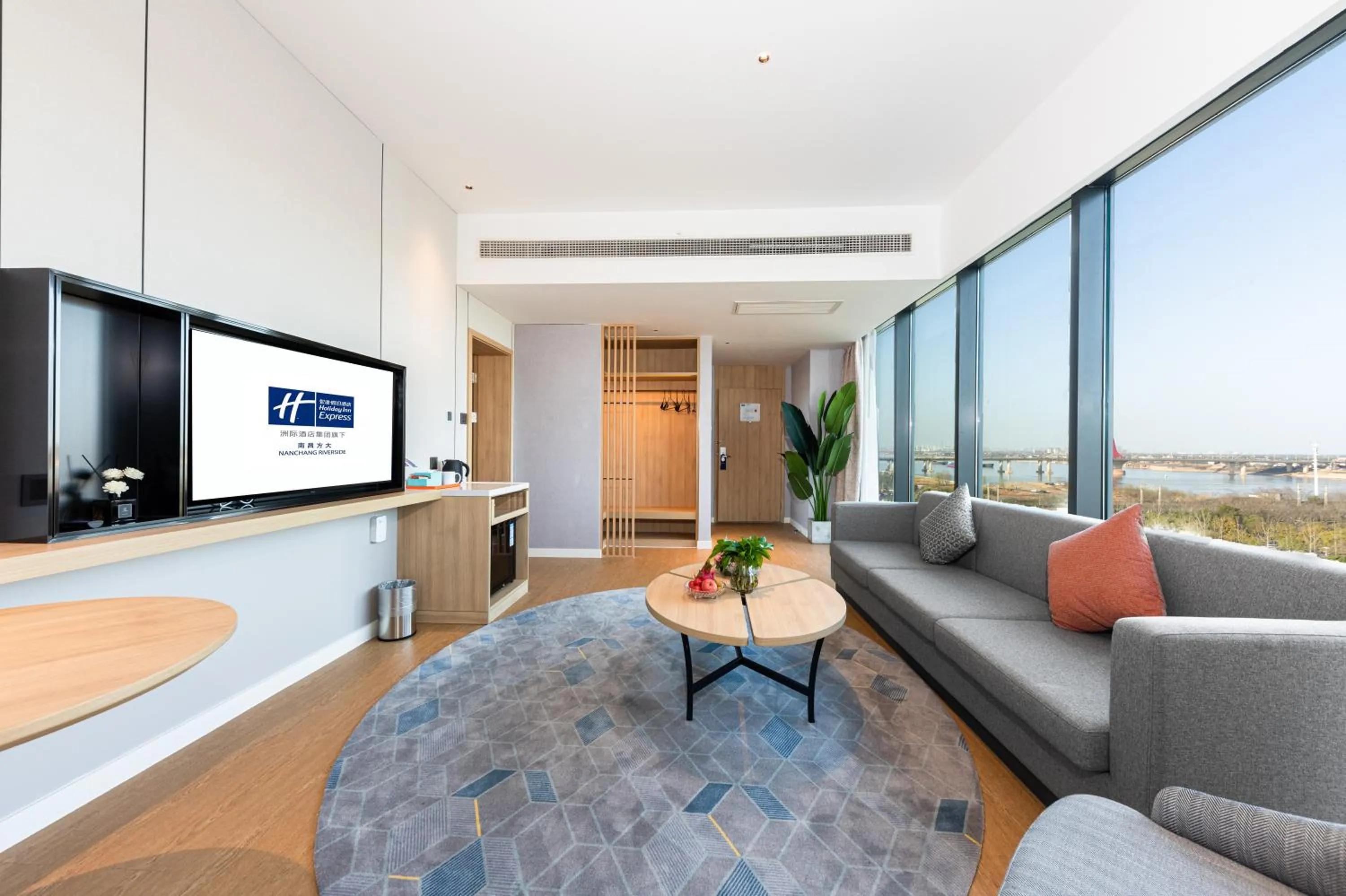 Communal lounge/ TV room in Holiday Inn Express Nanchang Riverside by IHG