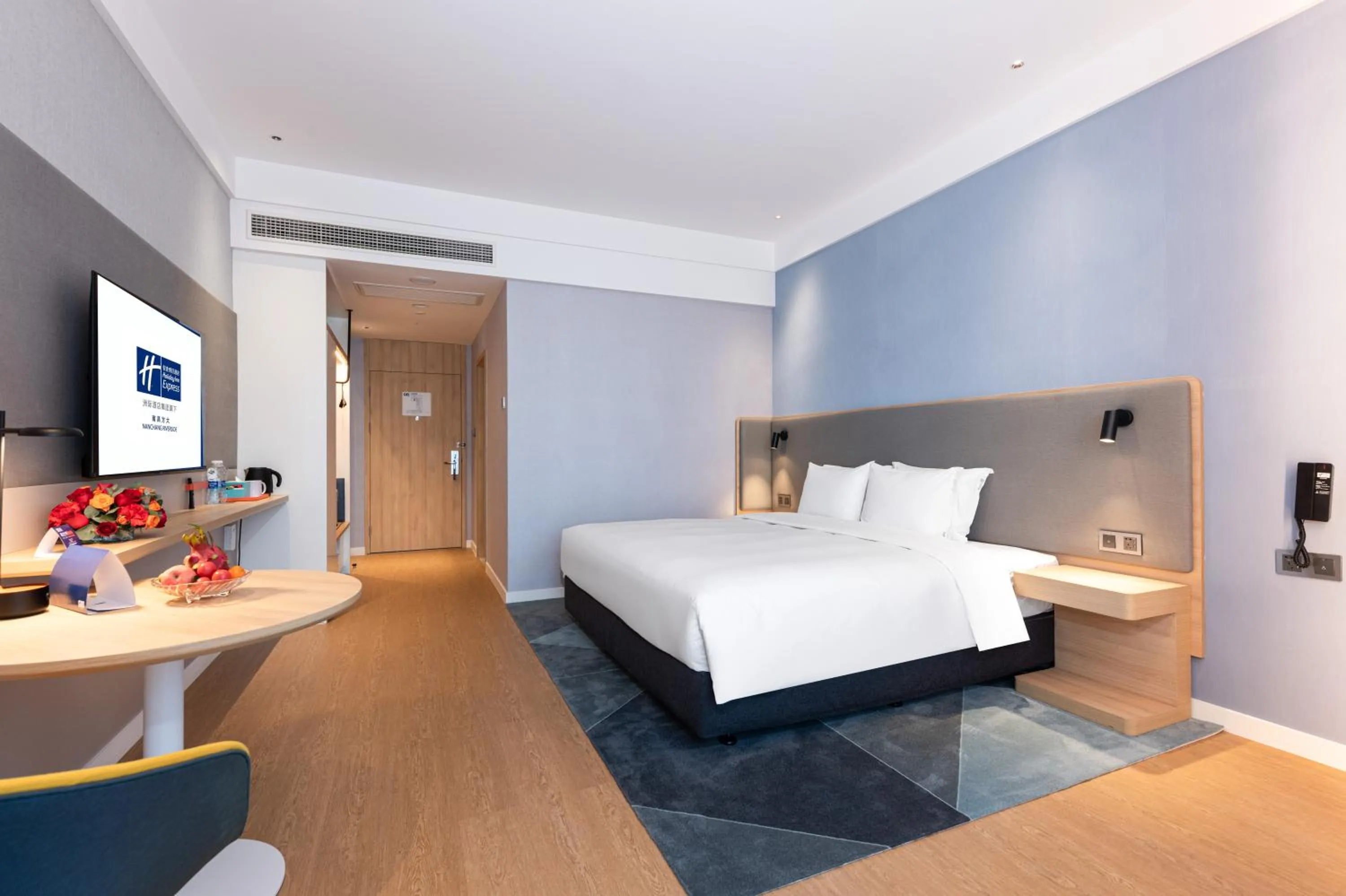 Photo of the whole room, Bed in Holiday Inn Express Nanchang Riverside by IHG