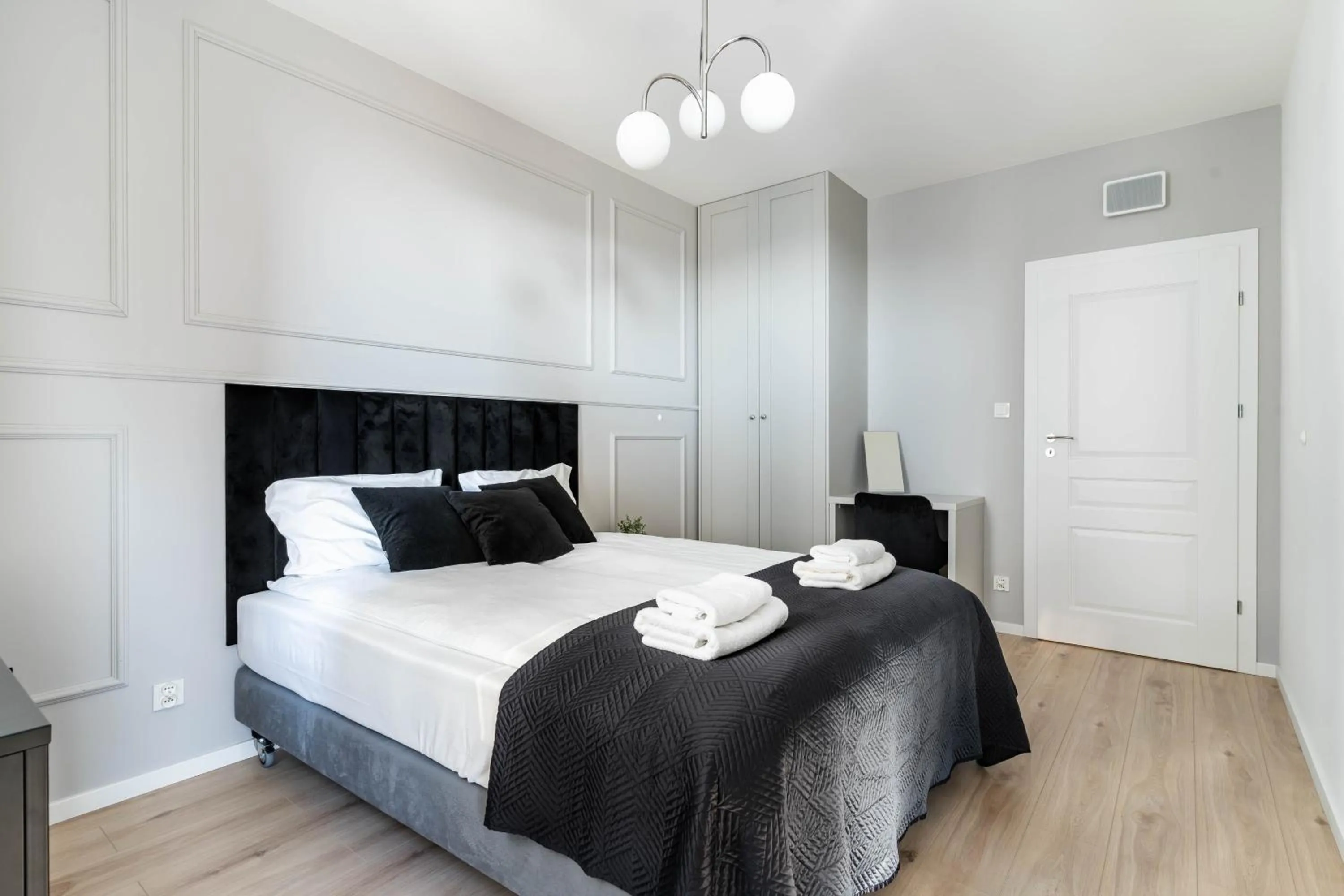 Bed in Symphony Modern Tower Apartamenty