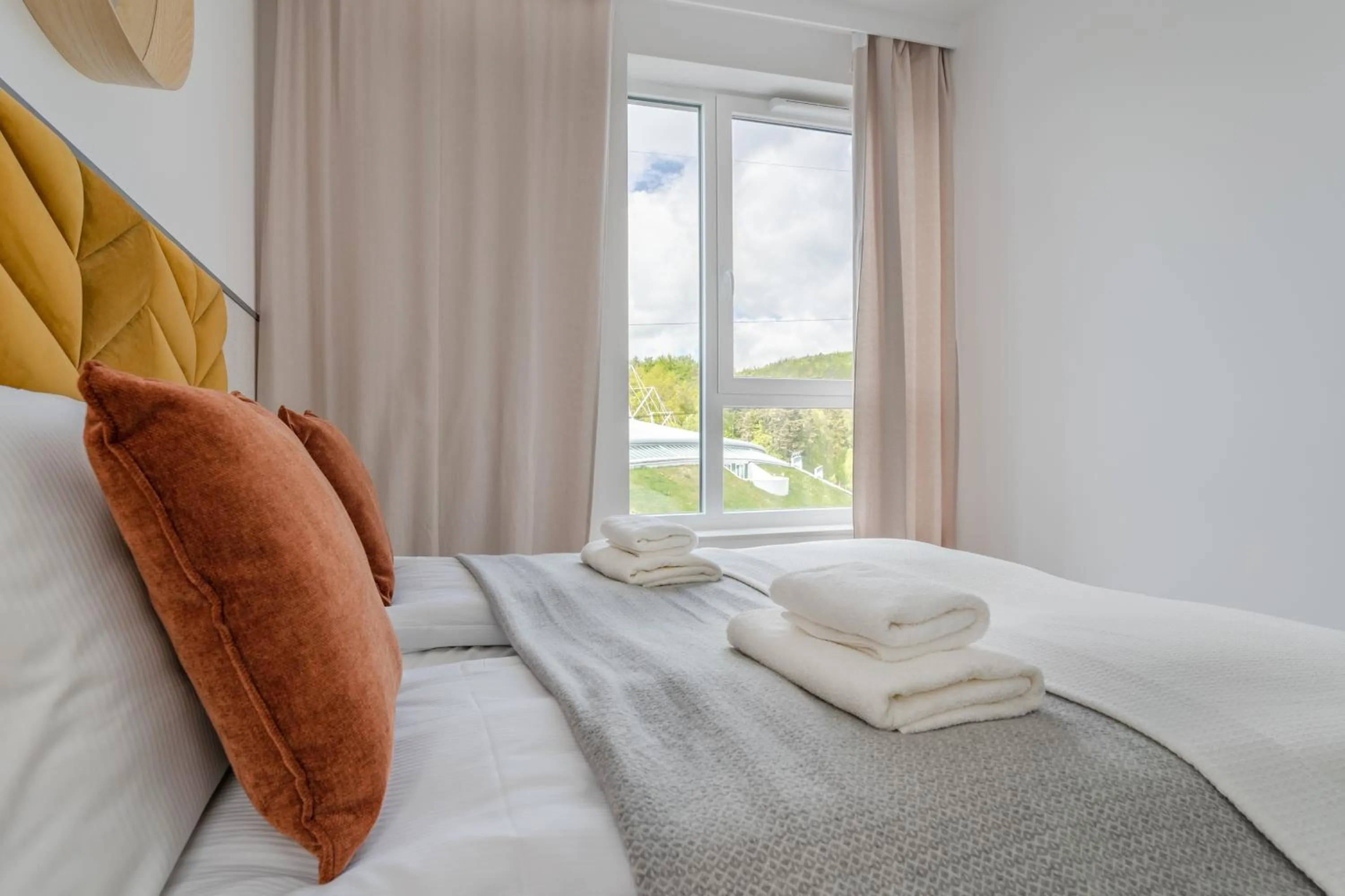 Bed in Symphony Modern Tower Apartamenty