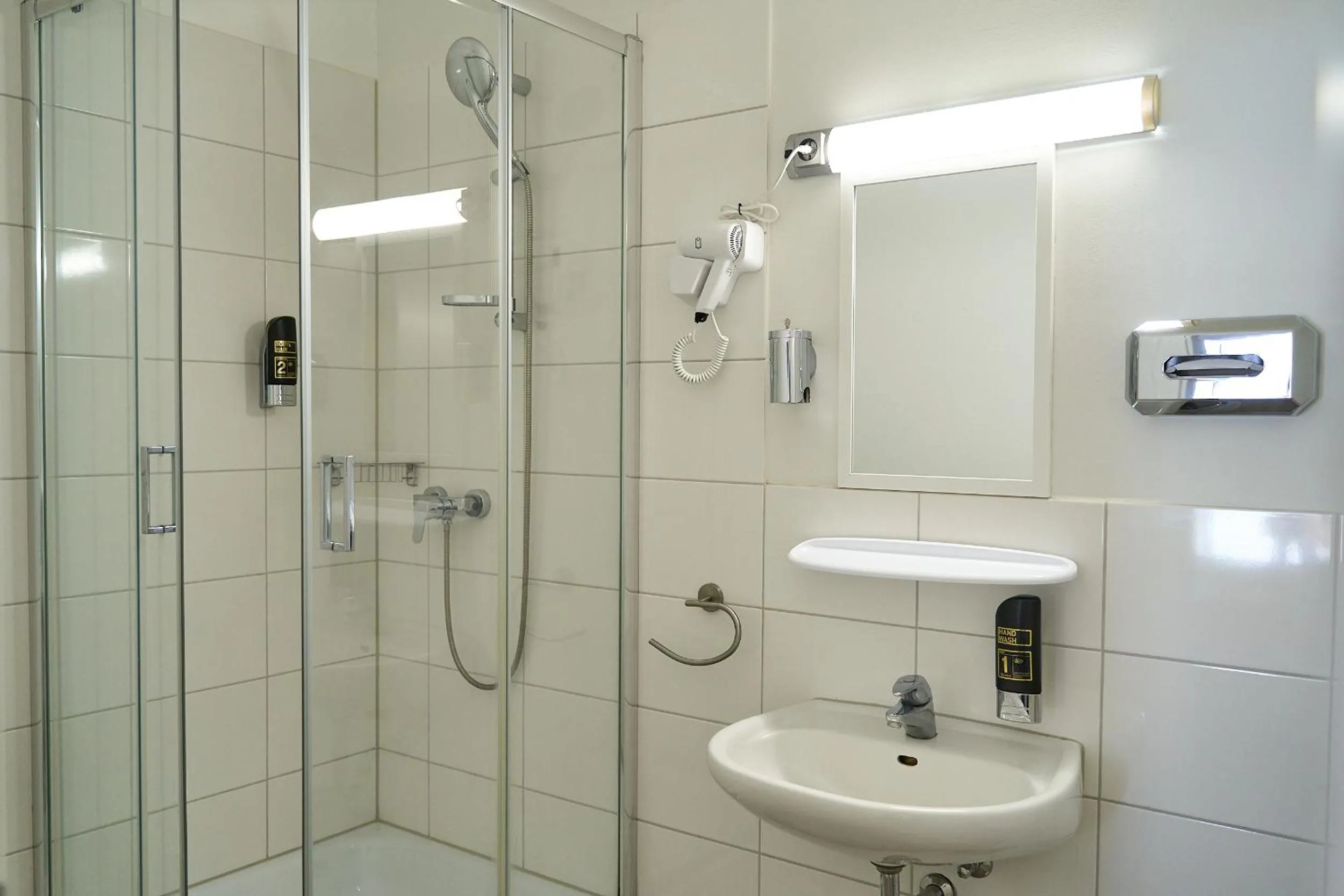 Shower in Hotel Maximo