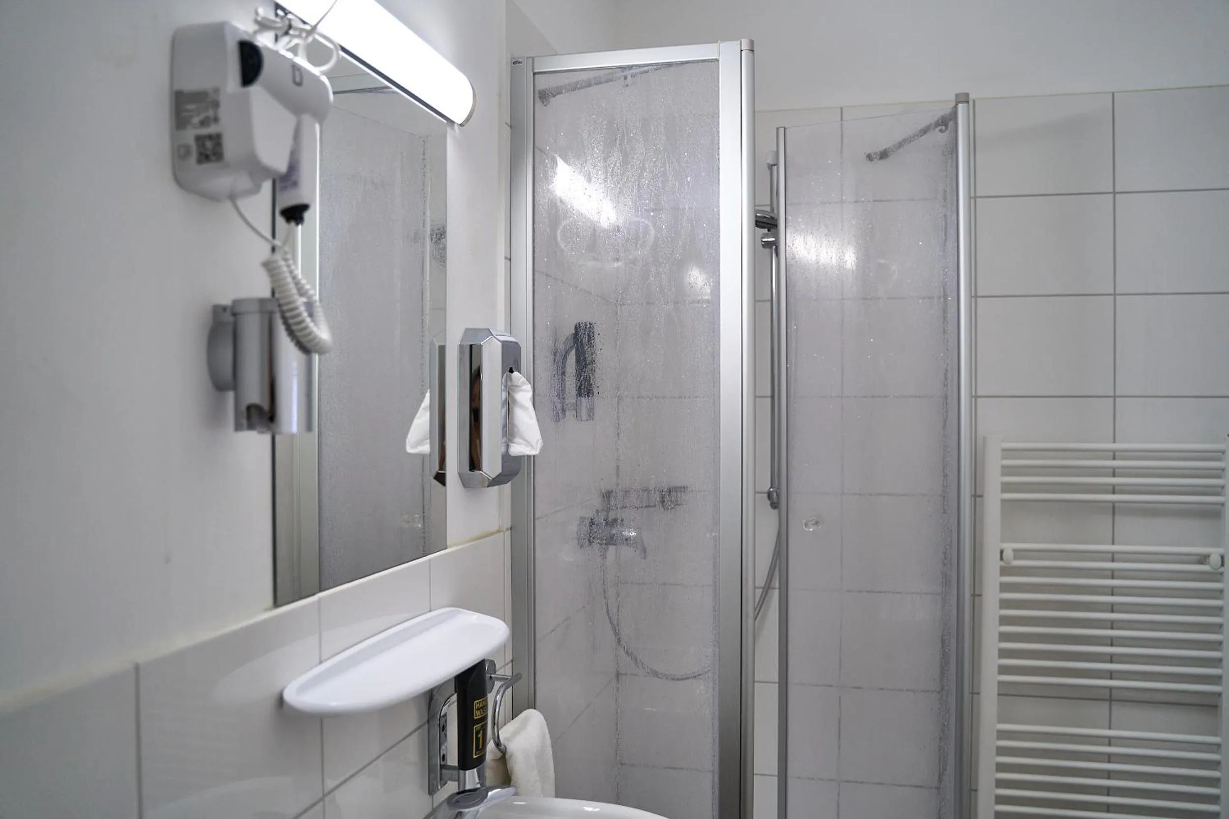 Shower in Hotel Maximo