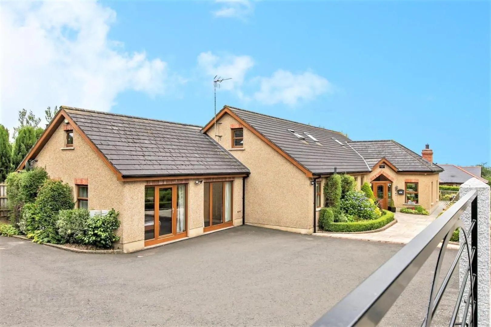 Property building in Dunhill Cottage B&B