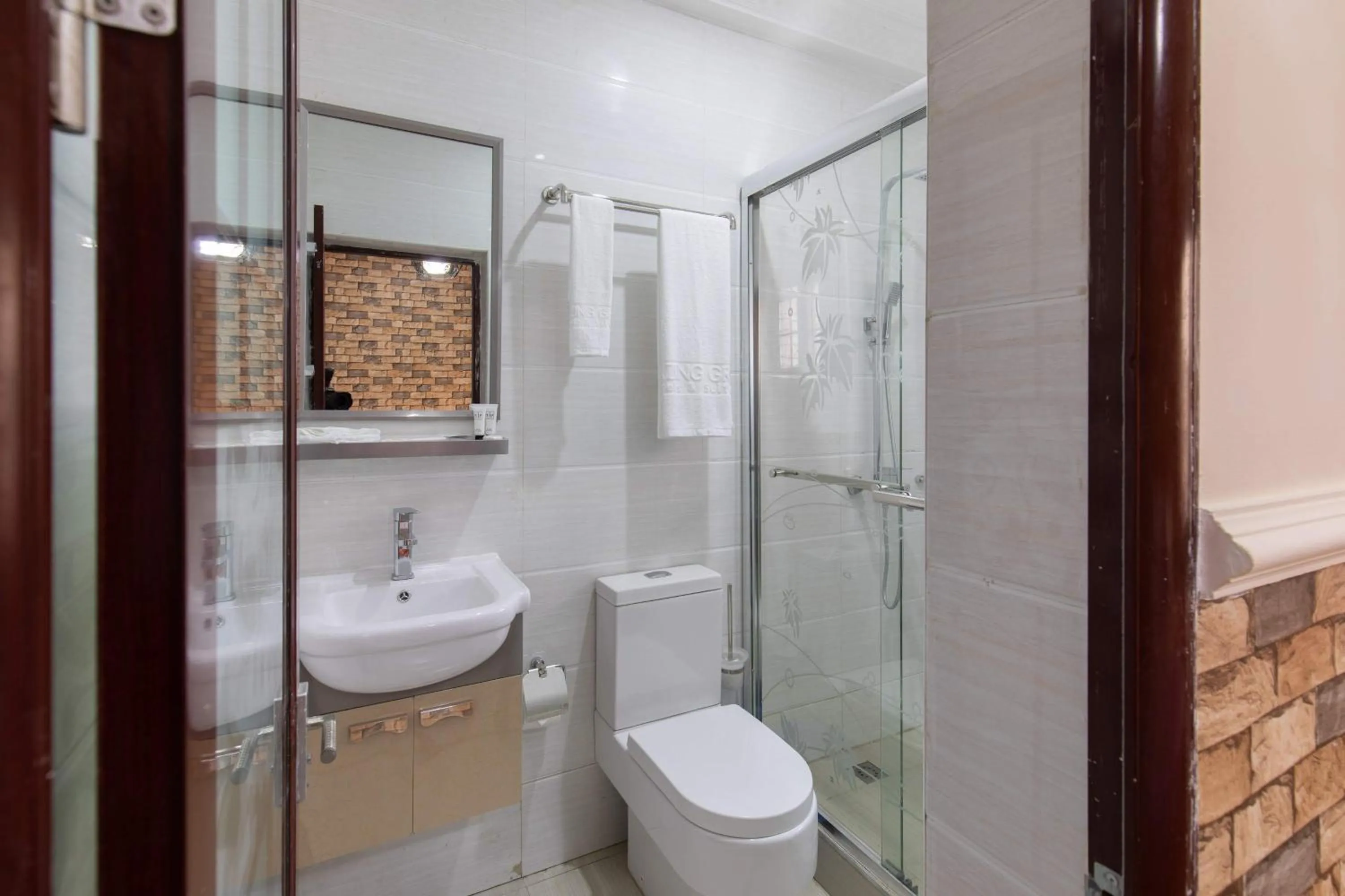 Hot Tub in Amazing Grace Hotel & Suites