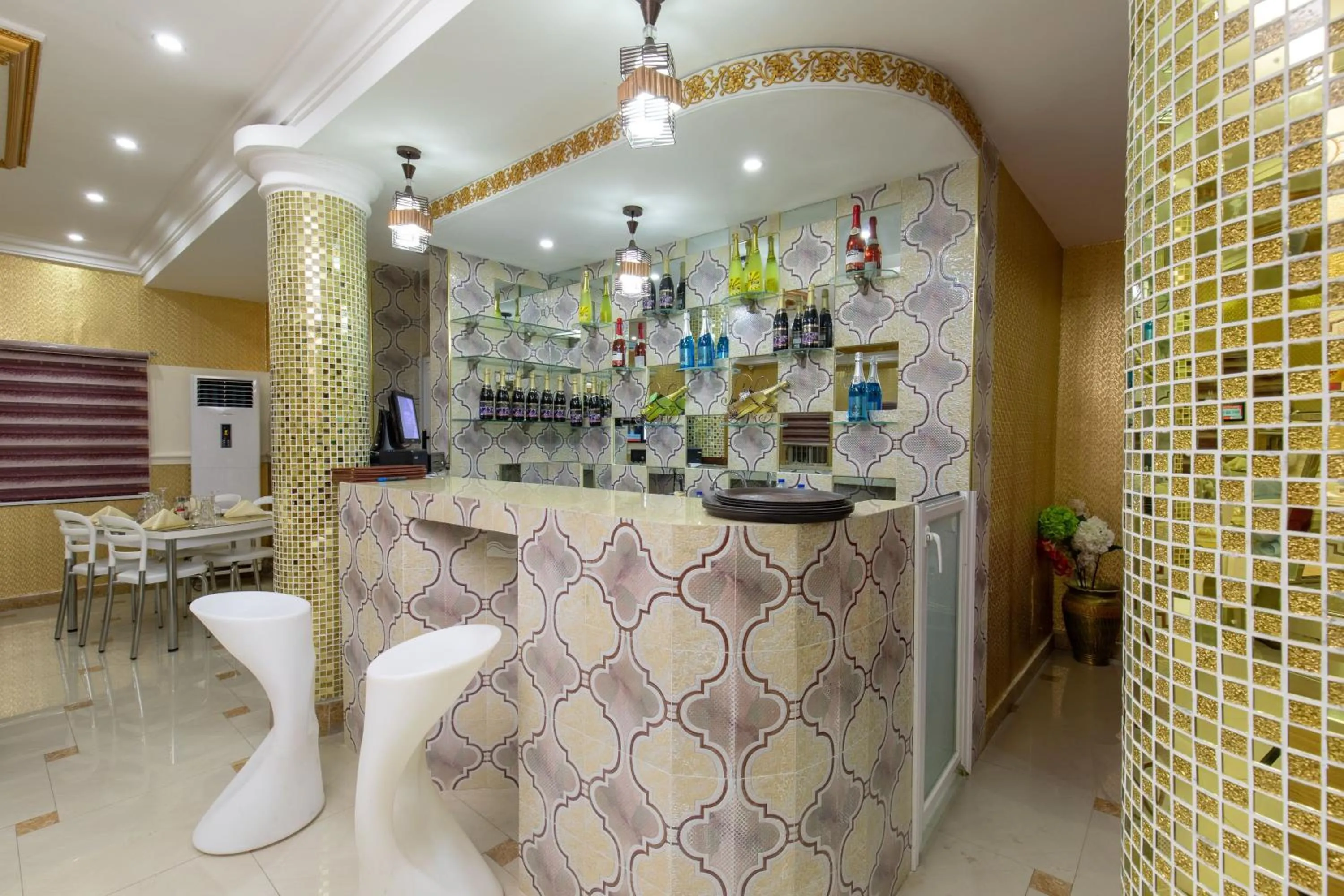 Lounge or bar in Amazing Grace Hotel & Suites