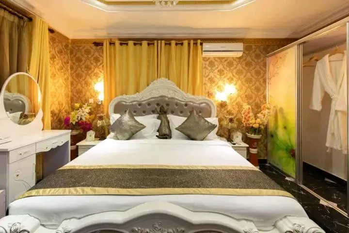 Bed in Amazing Grace Hotel & Suites