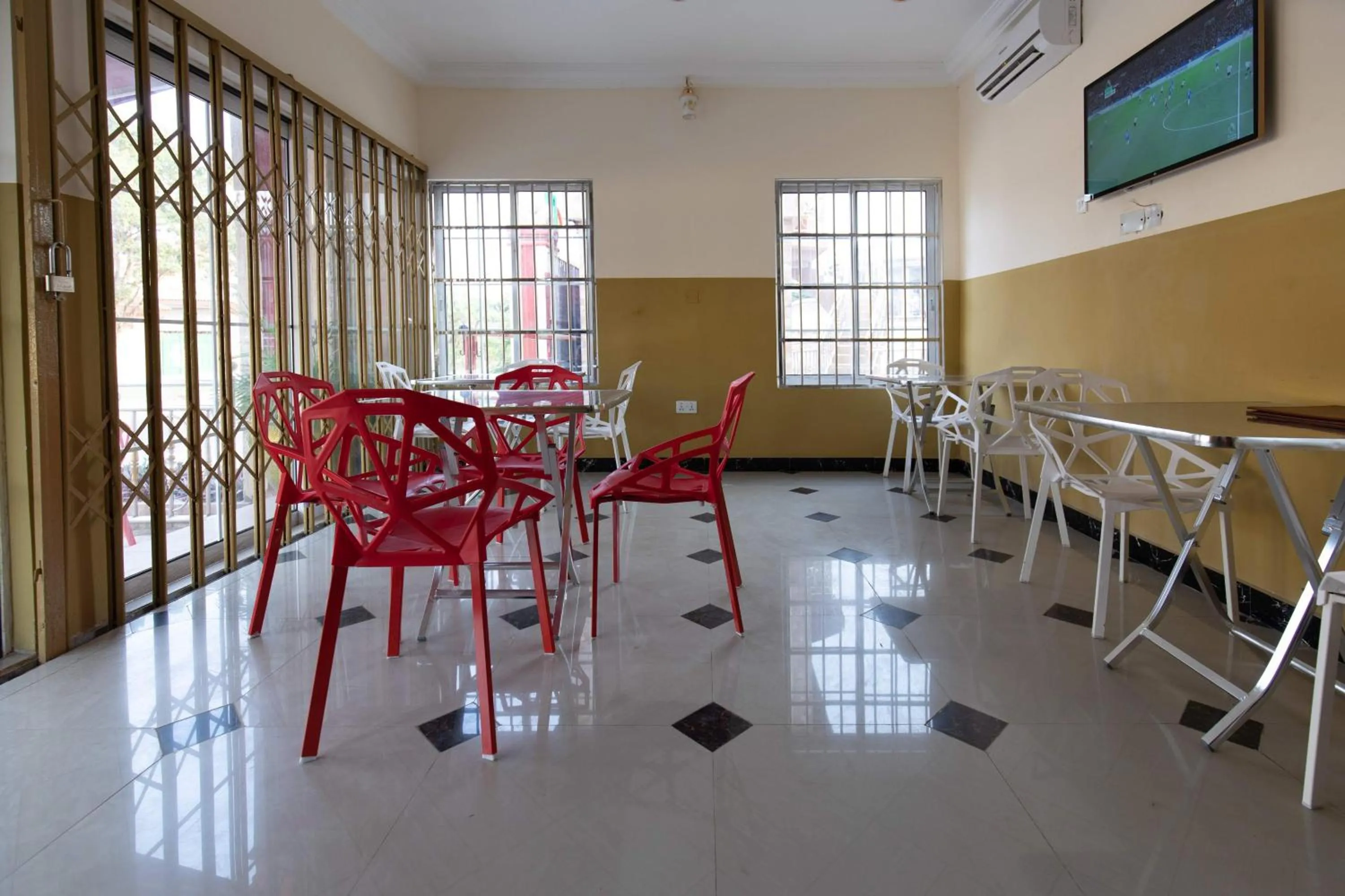 Restaurant/places to eat in Amazing Grace Hotel & Suites