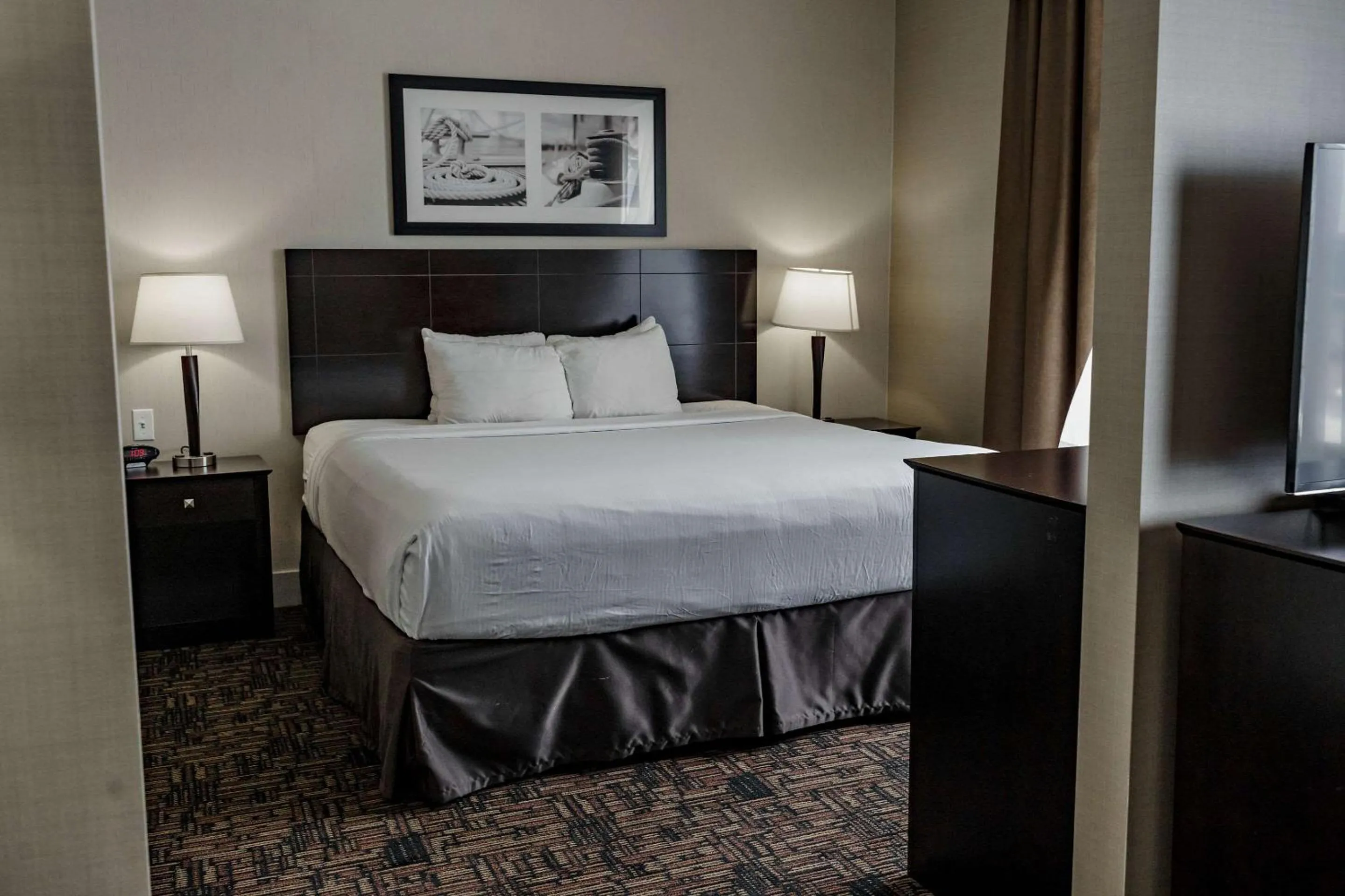 Bedroom, Bed in Radisson Hotel Edmonton Airport