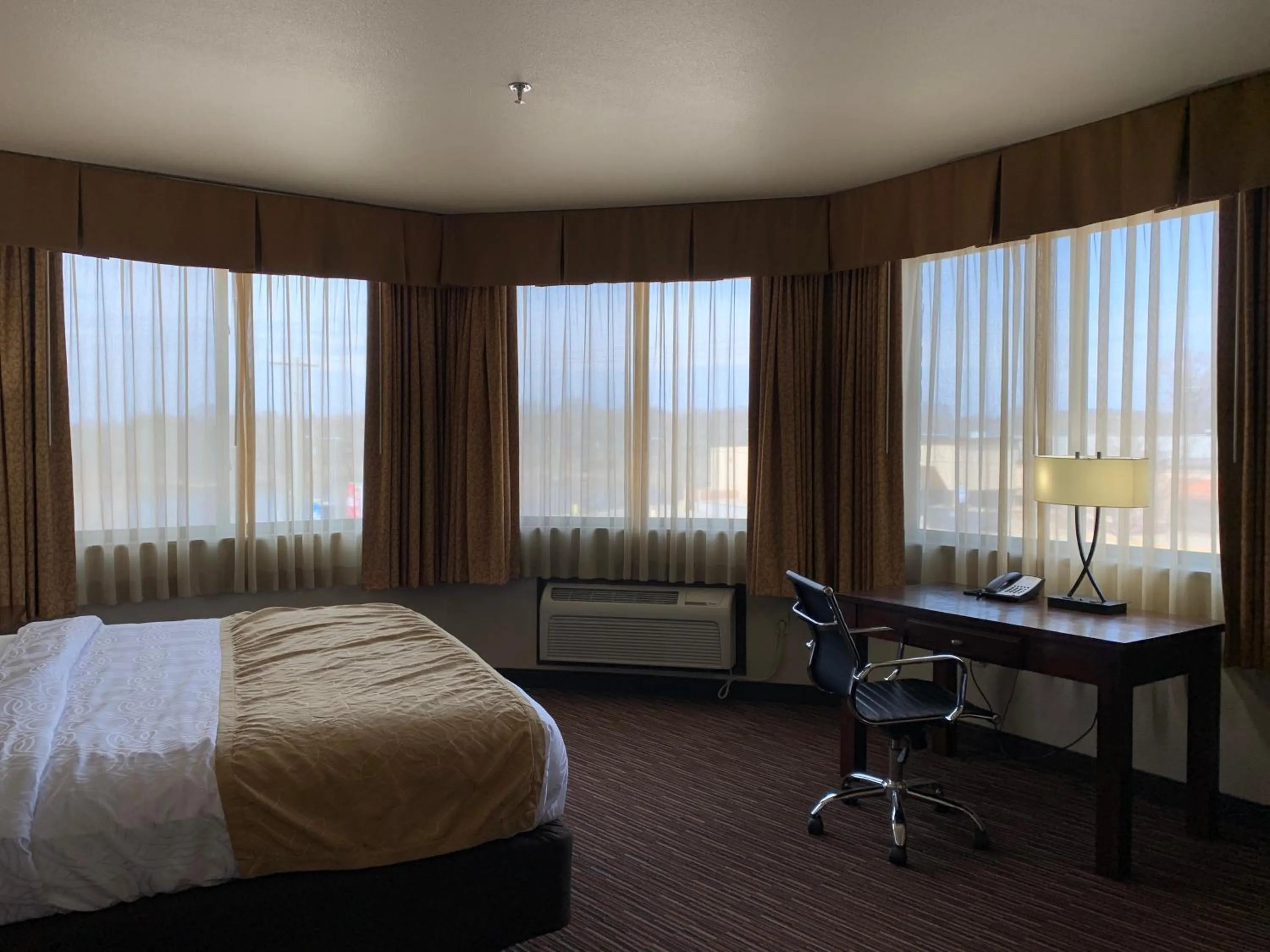 Bed in Radisson Hotel River Falls