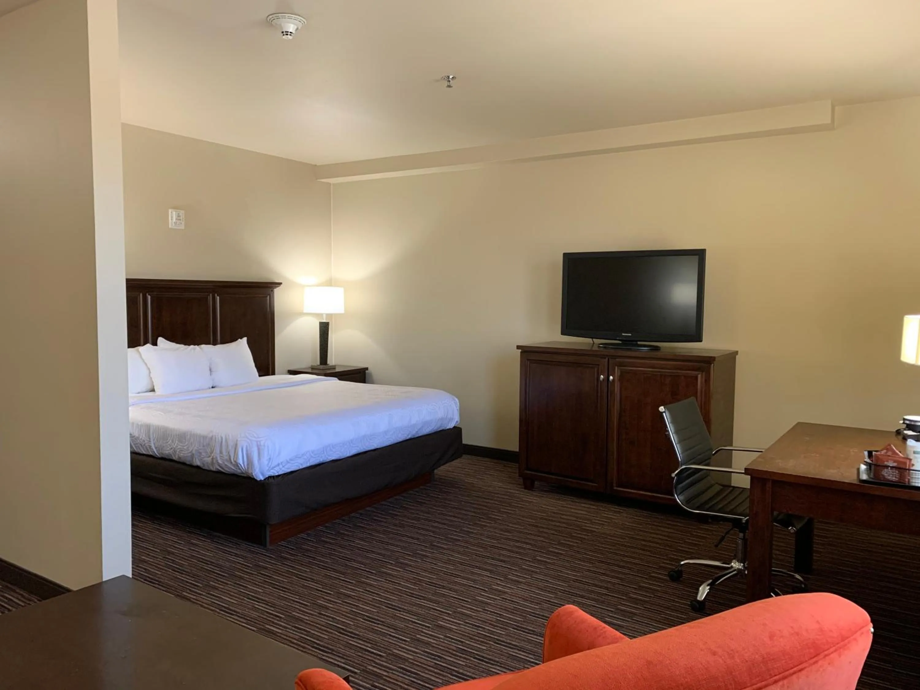 Bed in Radisson Hotel River Falls