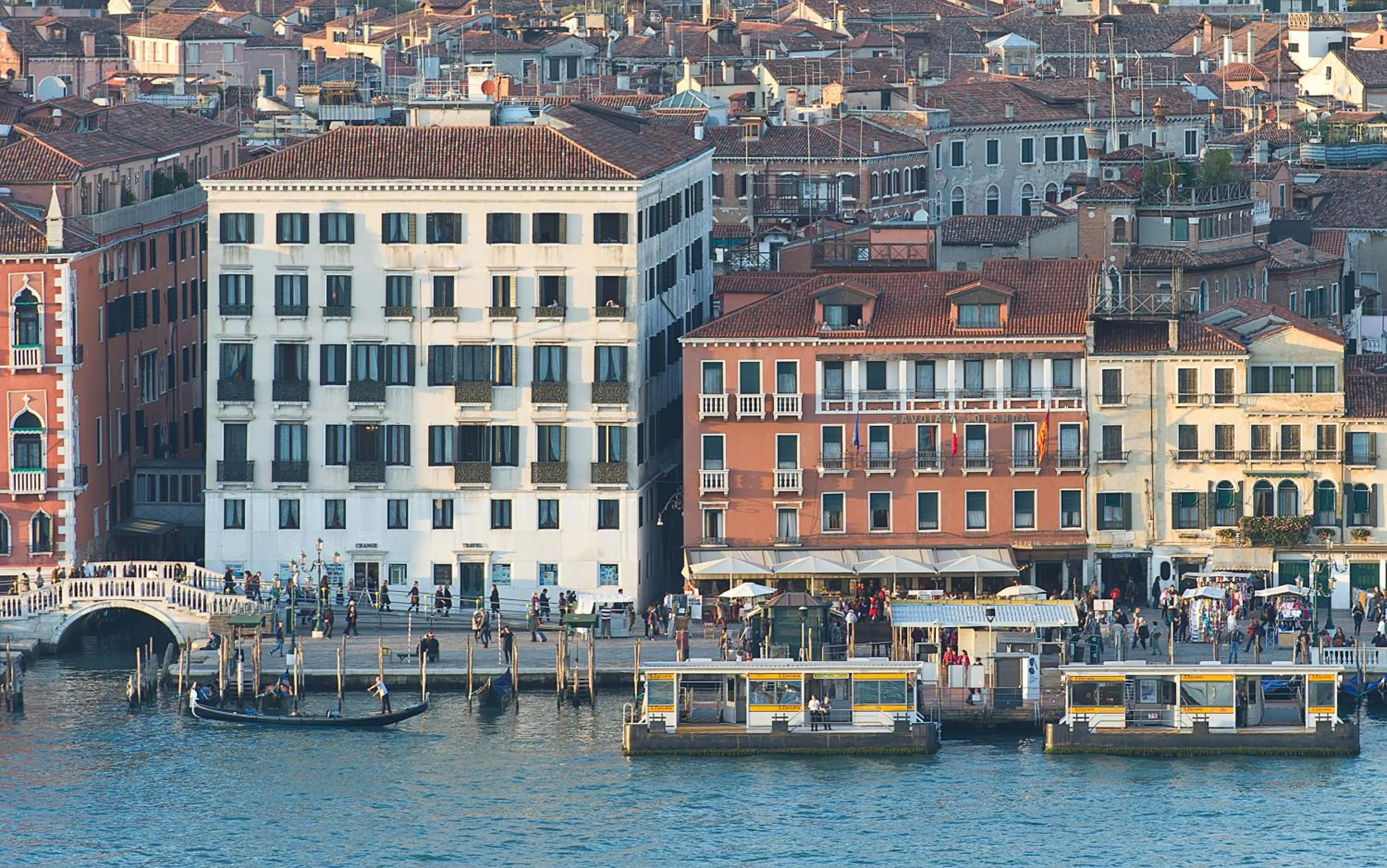 Facade/entrance in Savoia & Jolanda