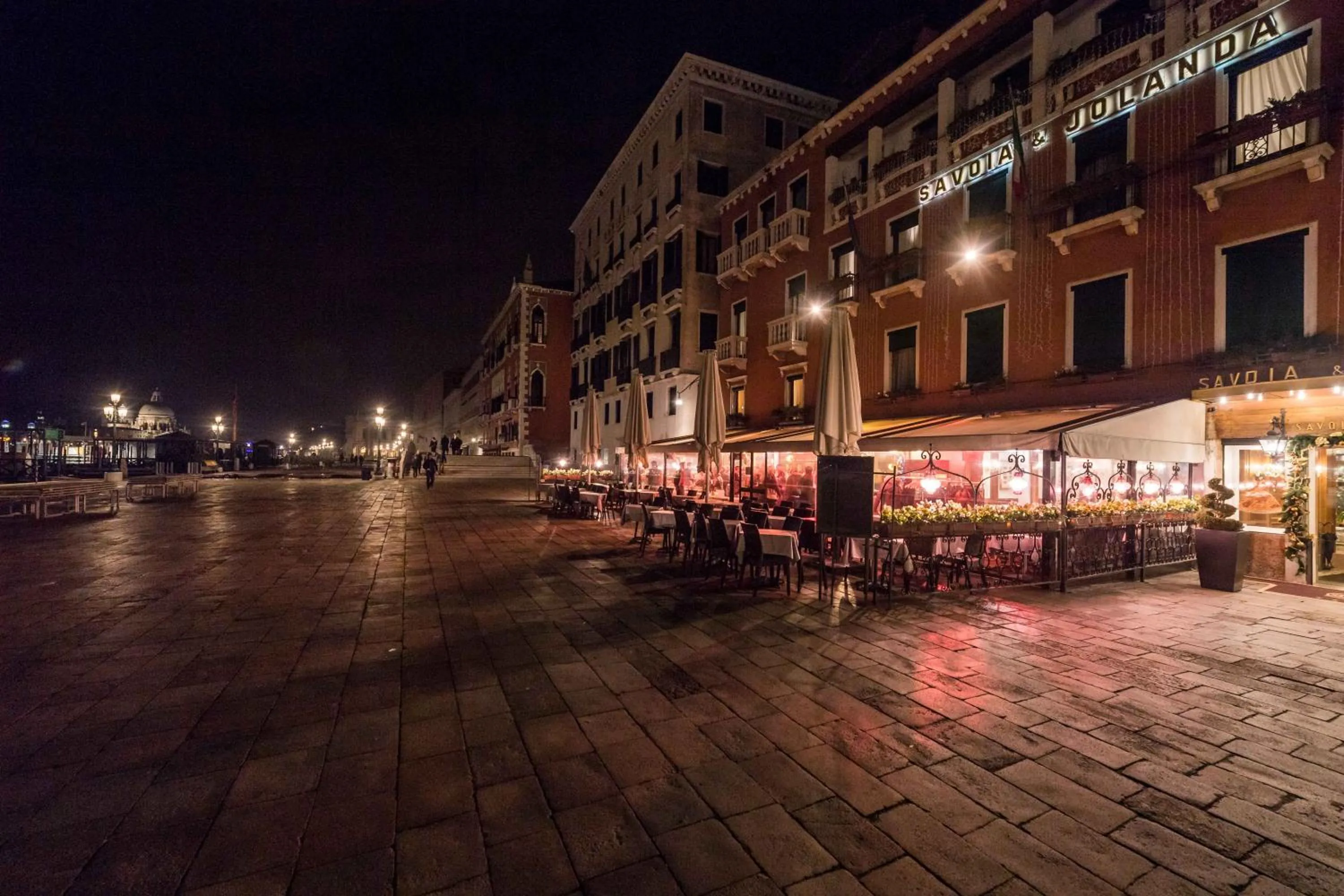 Facade/entrance in Savoia & Jolanda