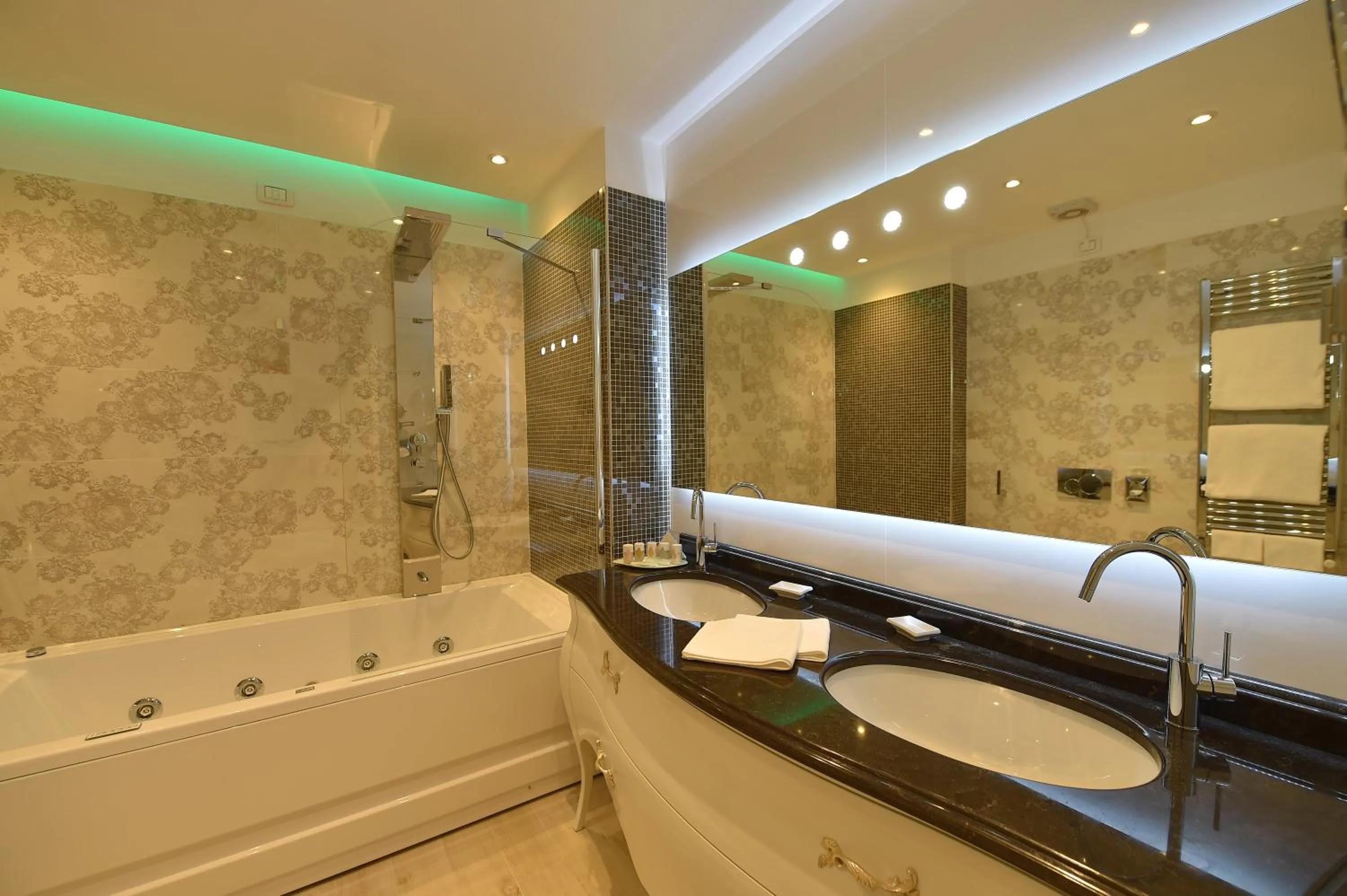 Shower in Savoia & Jolanda