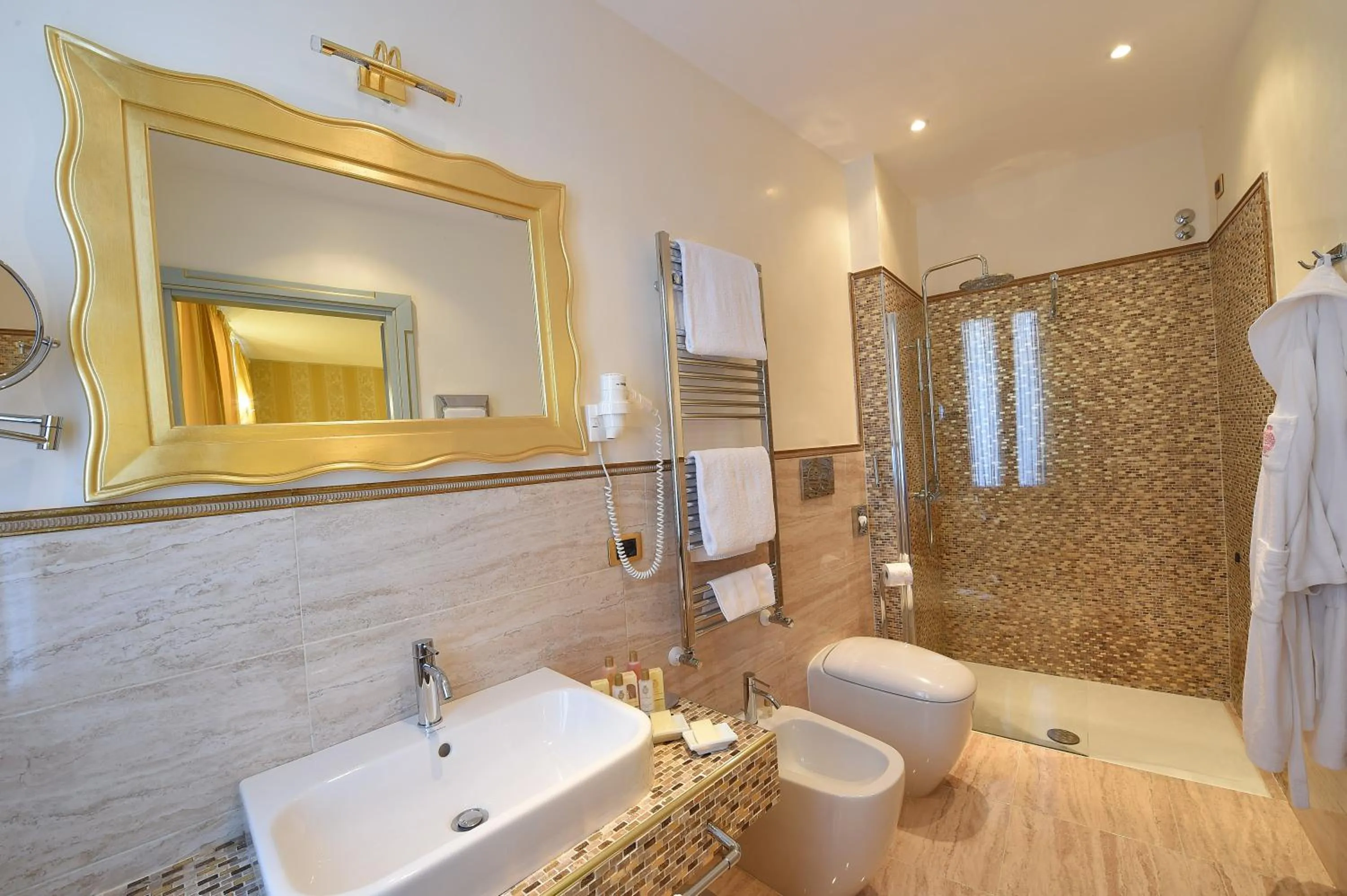 Shower in Savoia & Jolanda