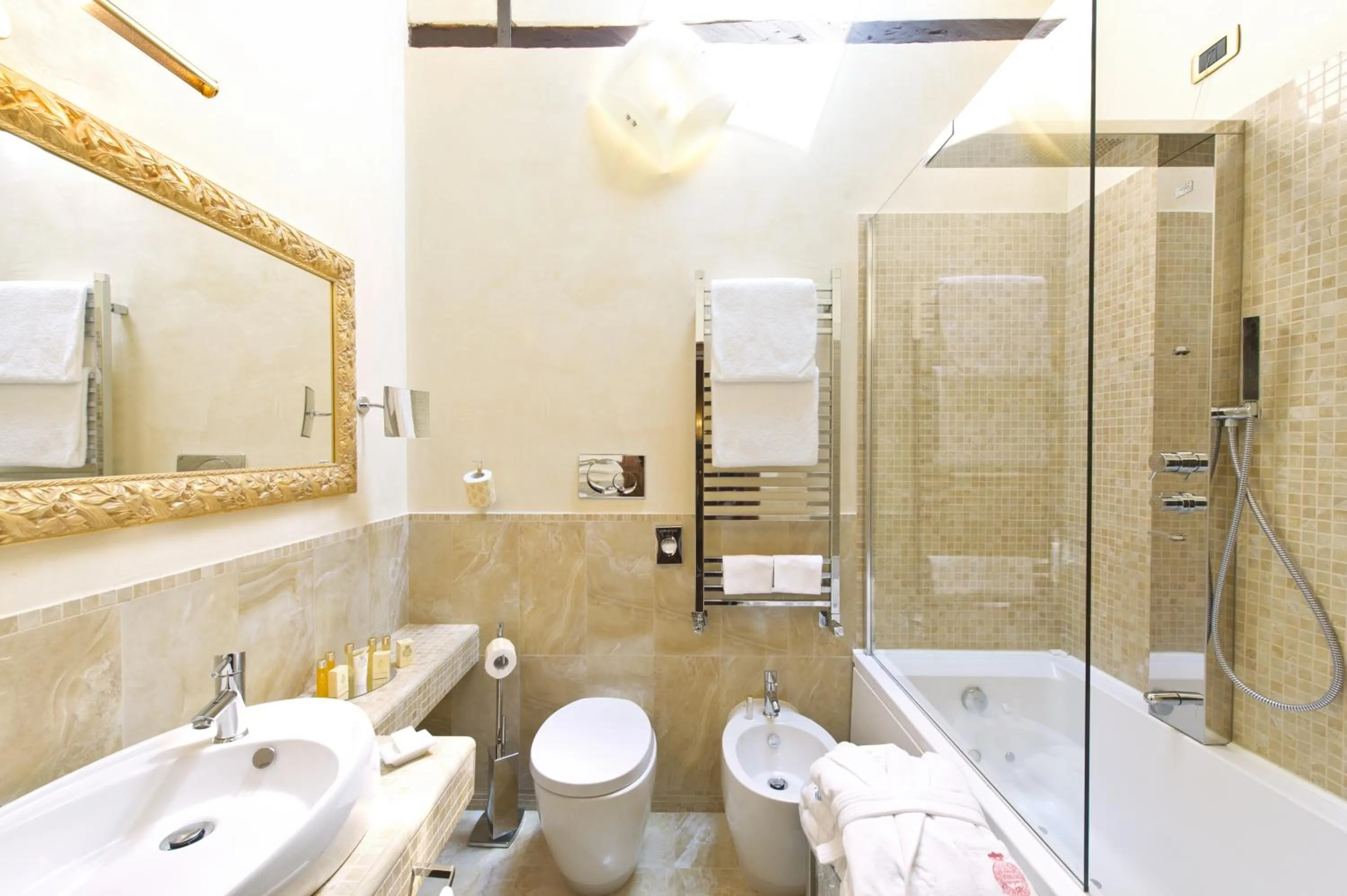 Shower in Savoia & Jolanda