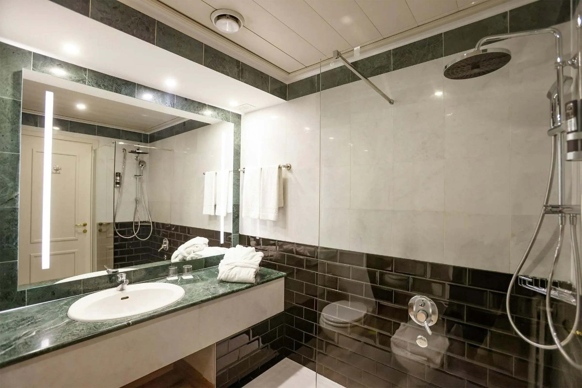 Bathroom in Leonardo Hotel Milan City Center