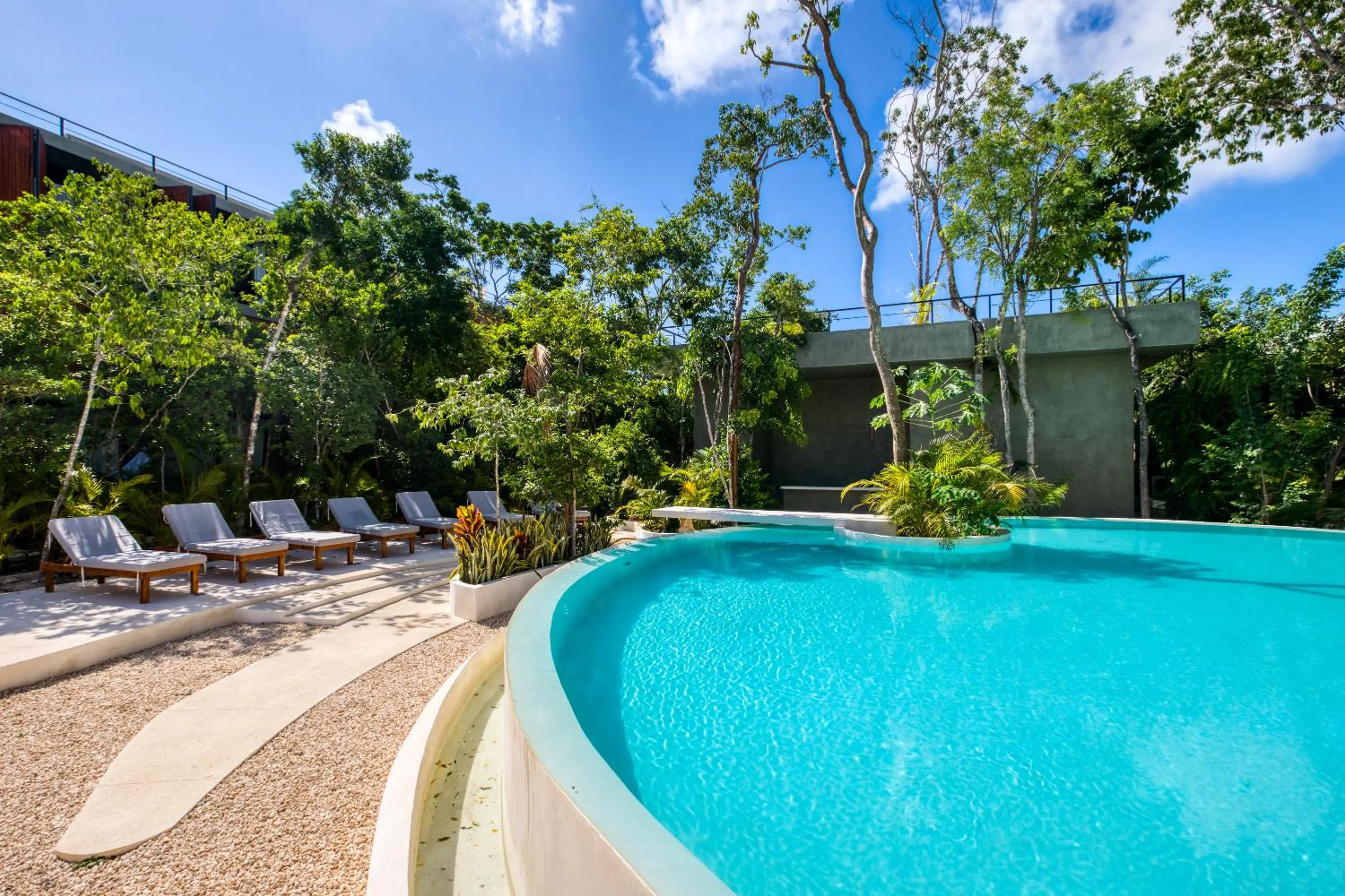 Swimming pool in Seremonia Studios by Soyrumi