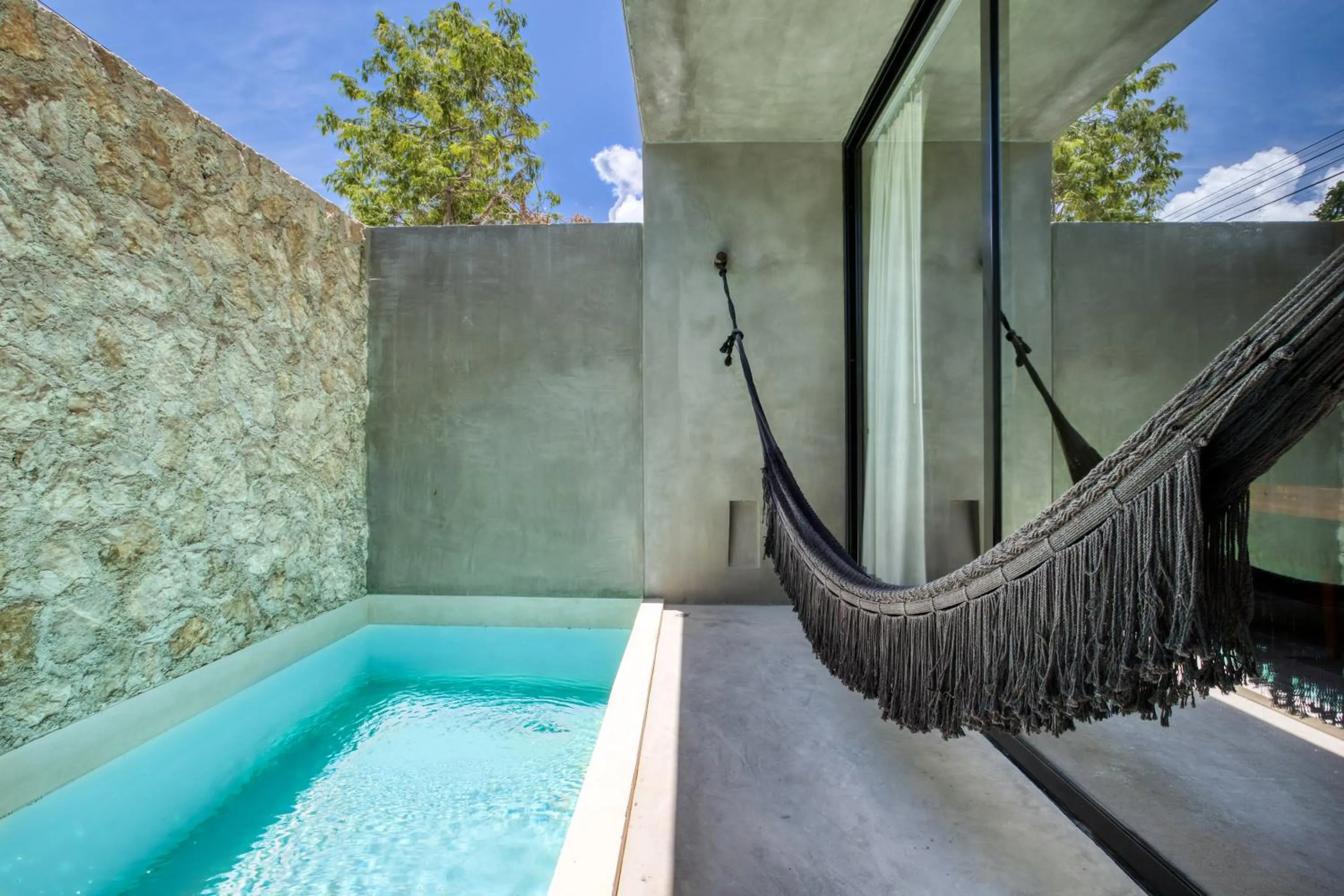 Swimming pool in Seremonia Studios by Soyrumi