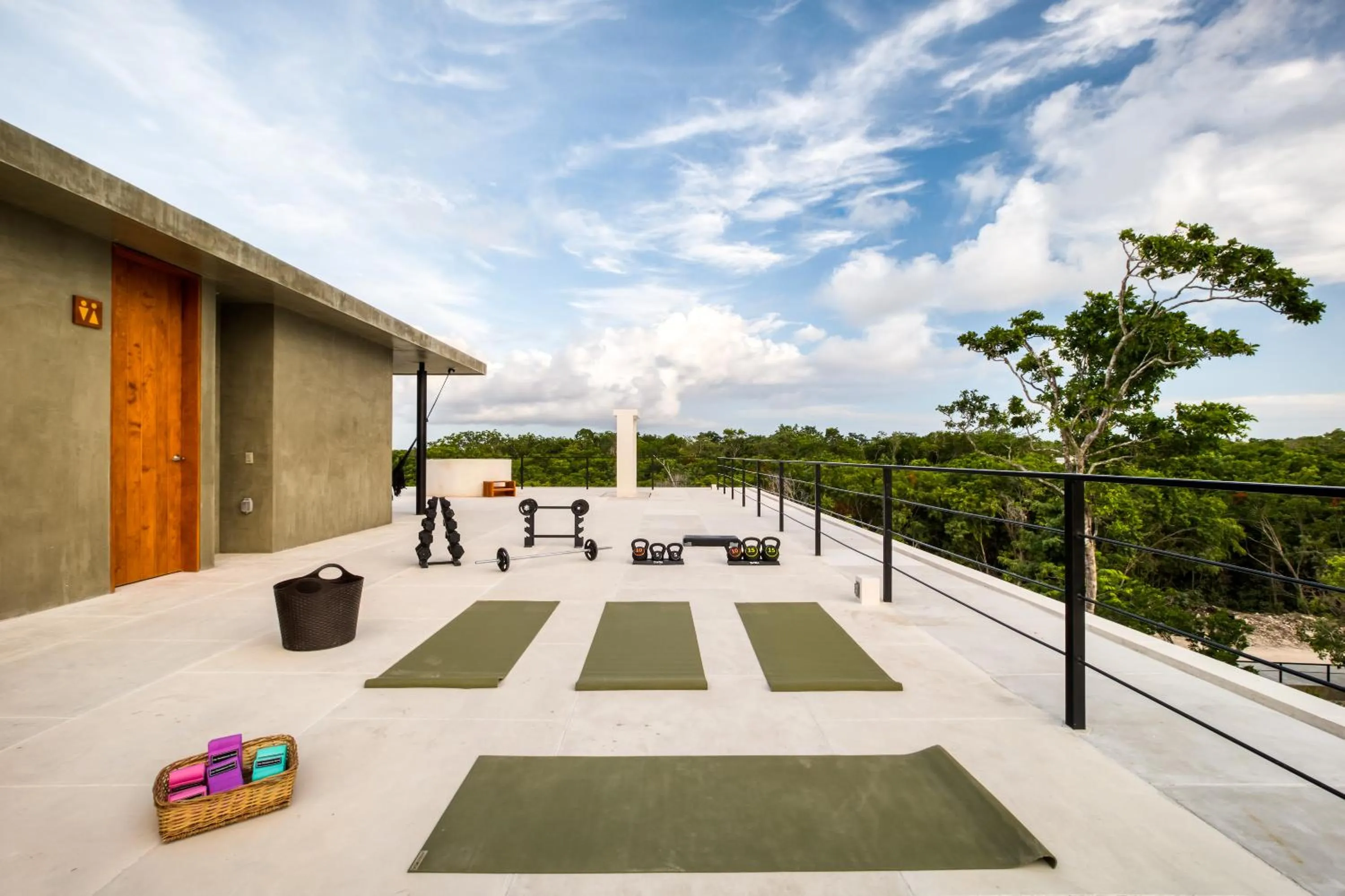 Fitness centre/facilities in Seremonia Studios by Soyrumi