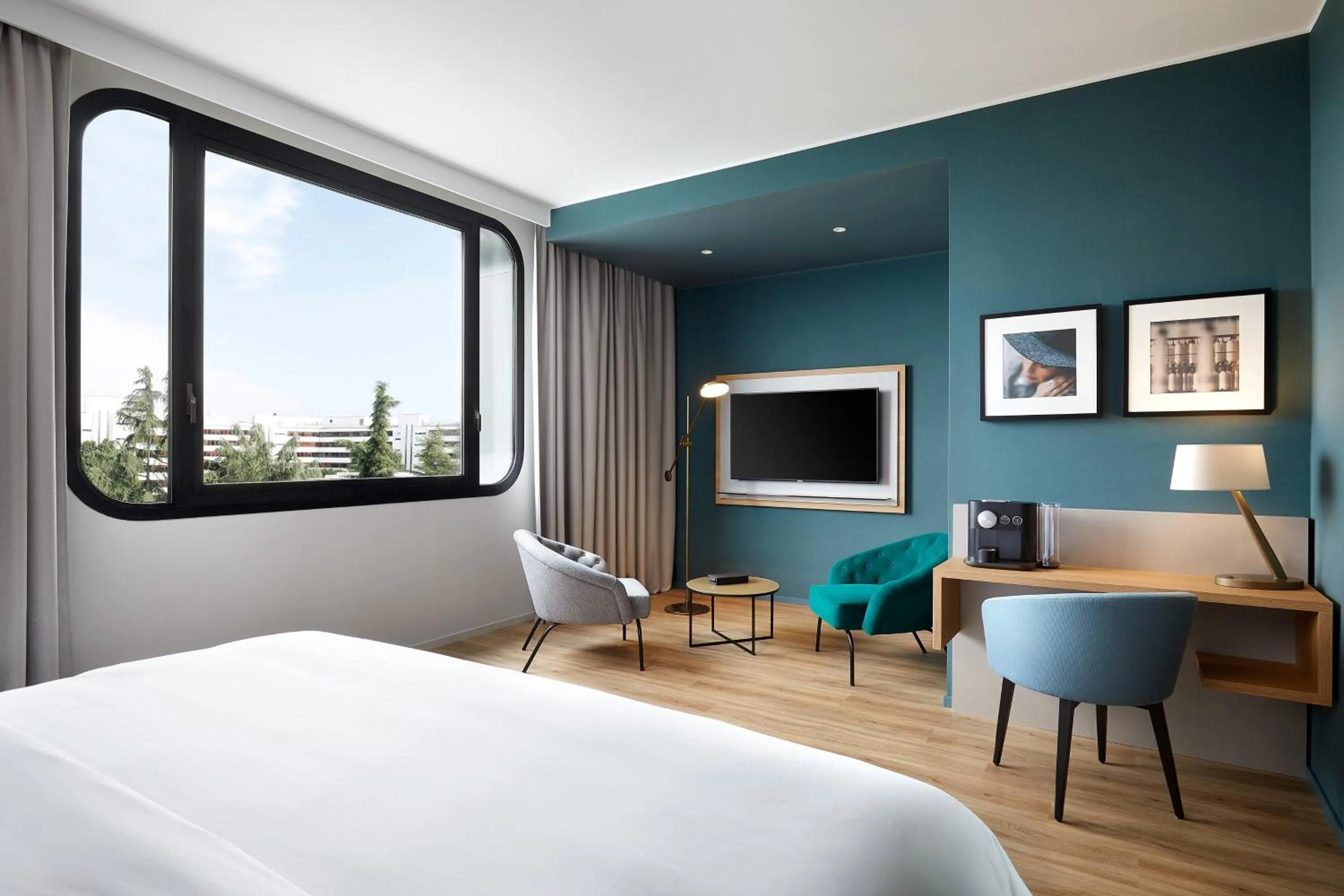 Living room, Bed in Sheraton Milan San Siro