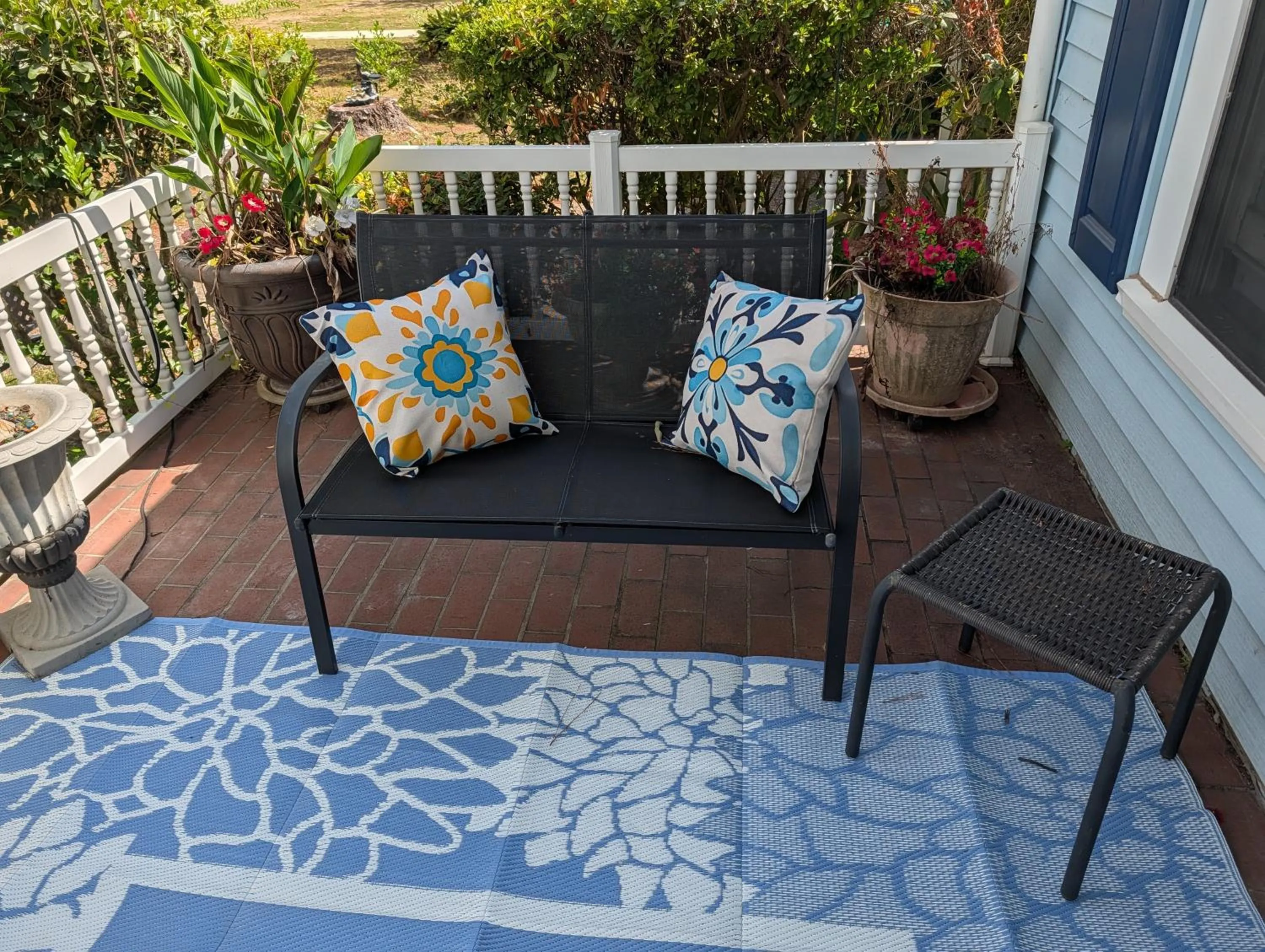 Patio in Cozy, Cute, Private Ozark Suite 5 Mins to Hospital