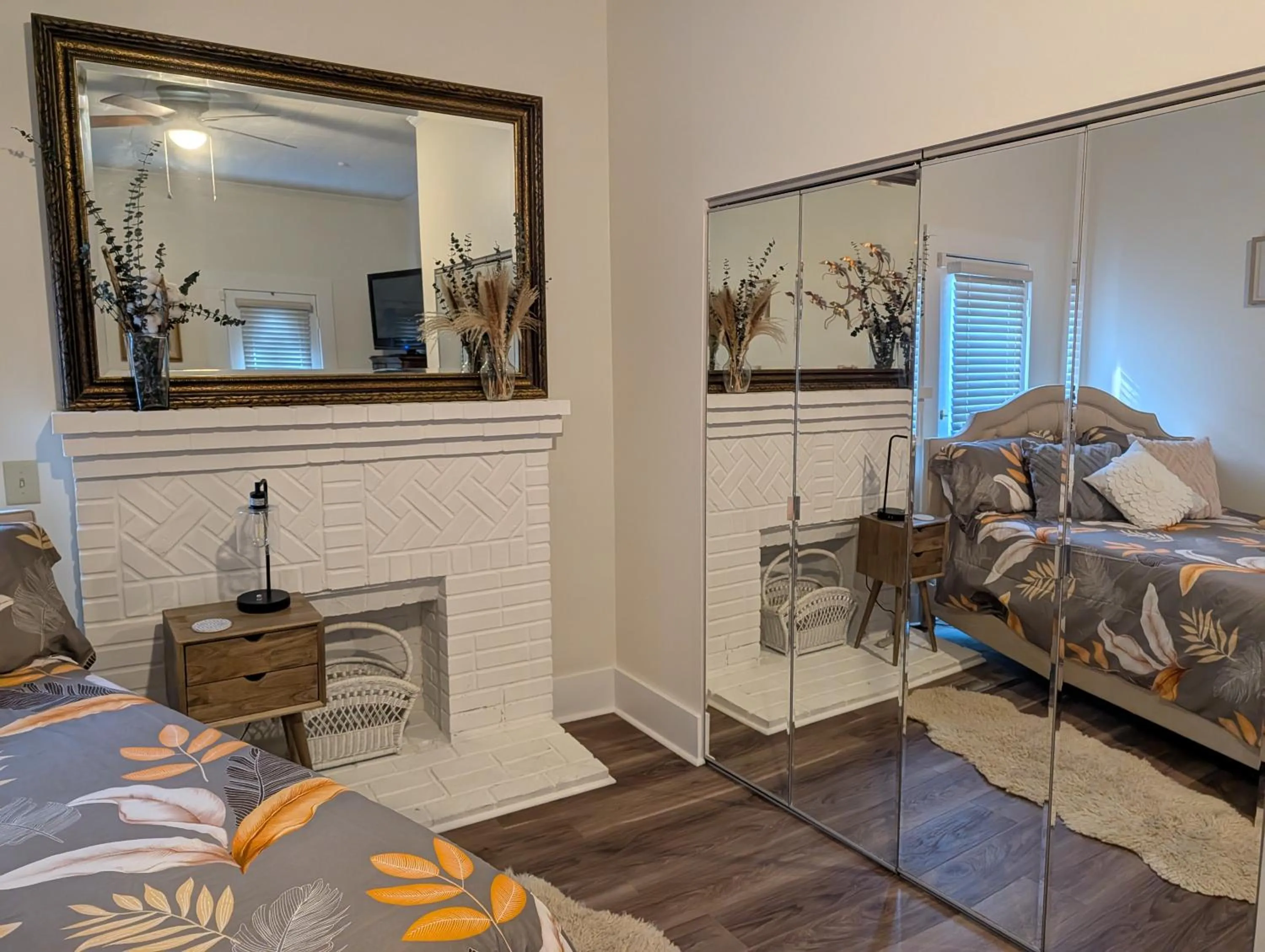 Bed in Cozy, Cute, Private Ozark Suite 5 Mins to Hospital