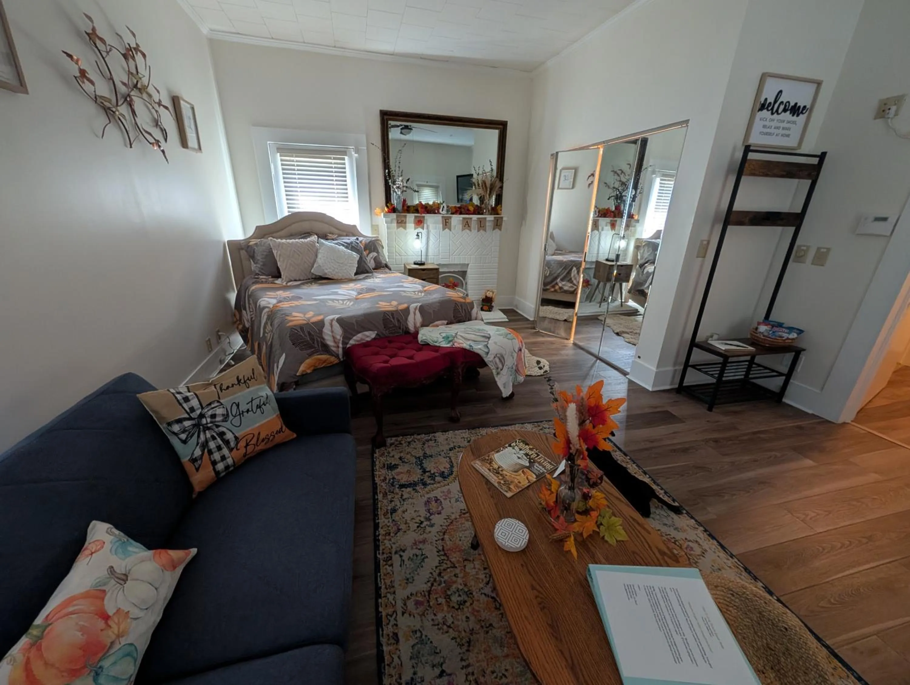 Bed in Cozy, Cute, Private Ozark Suite 5 Mins to Hospital