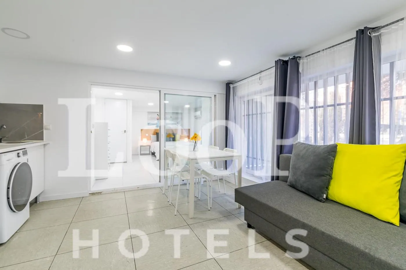 Living room in LooP America