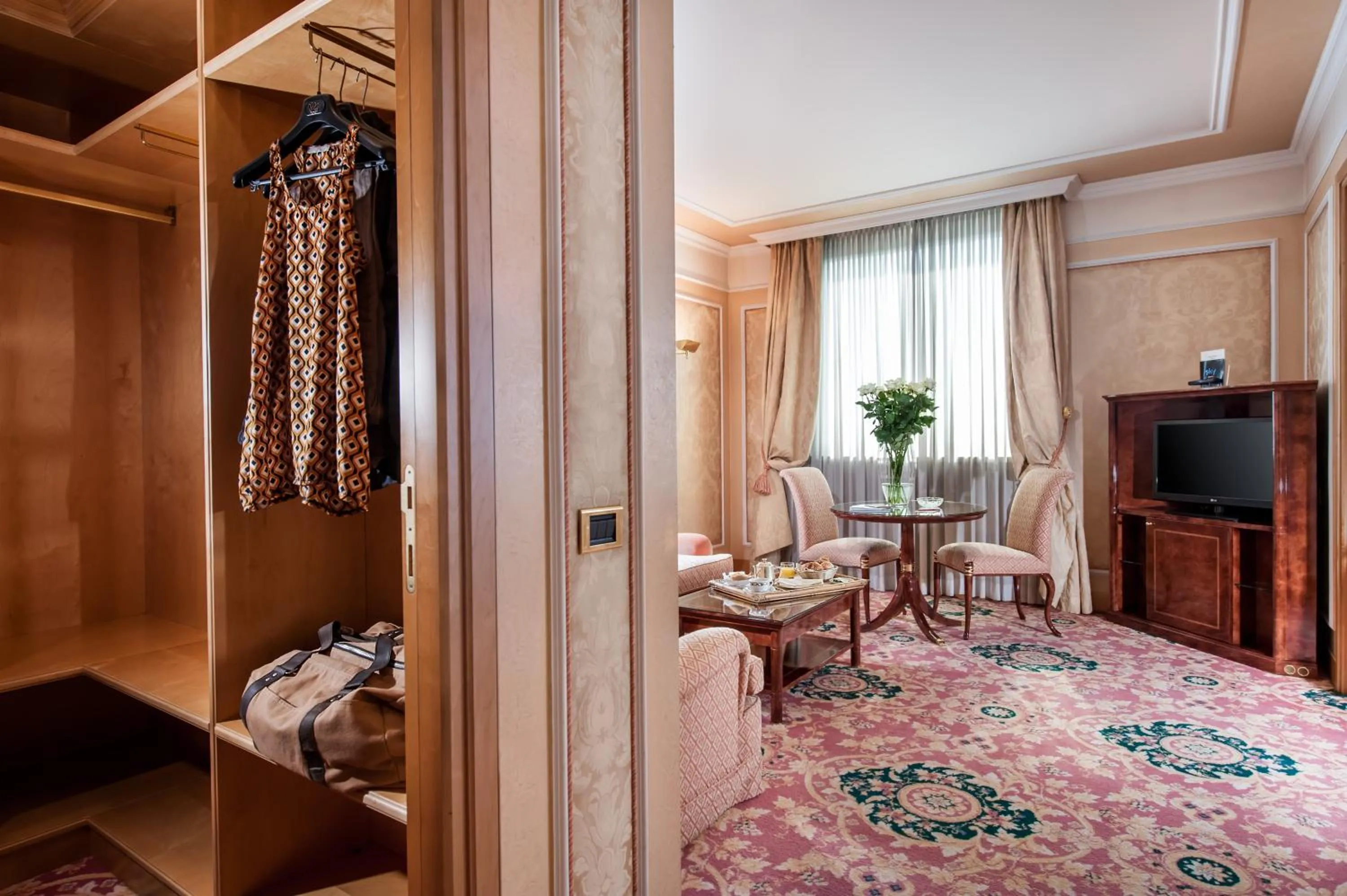 Decorative detail in Royal Garden Assago Milano