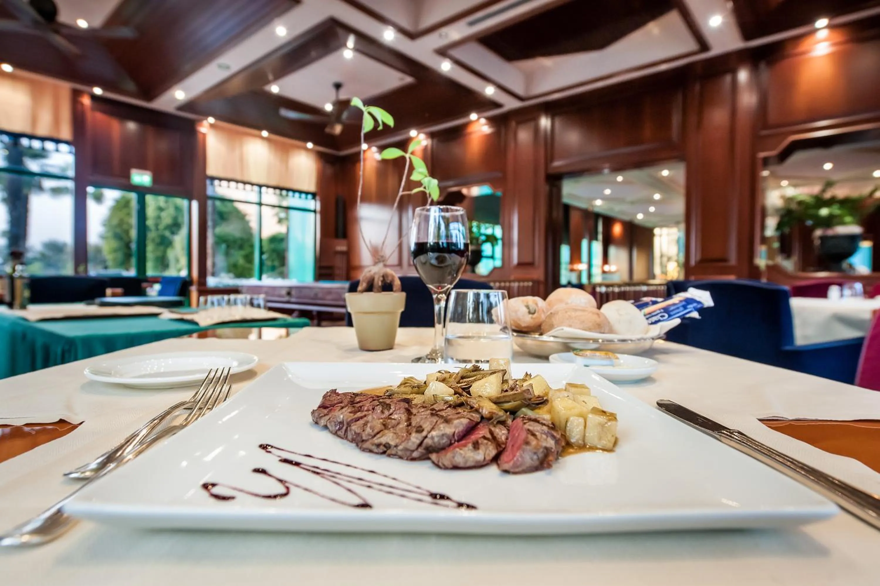 Restaurant/places to eat in Royal Garden Assago Milano