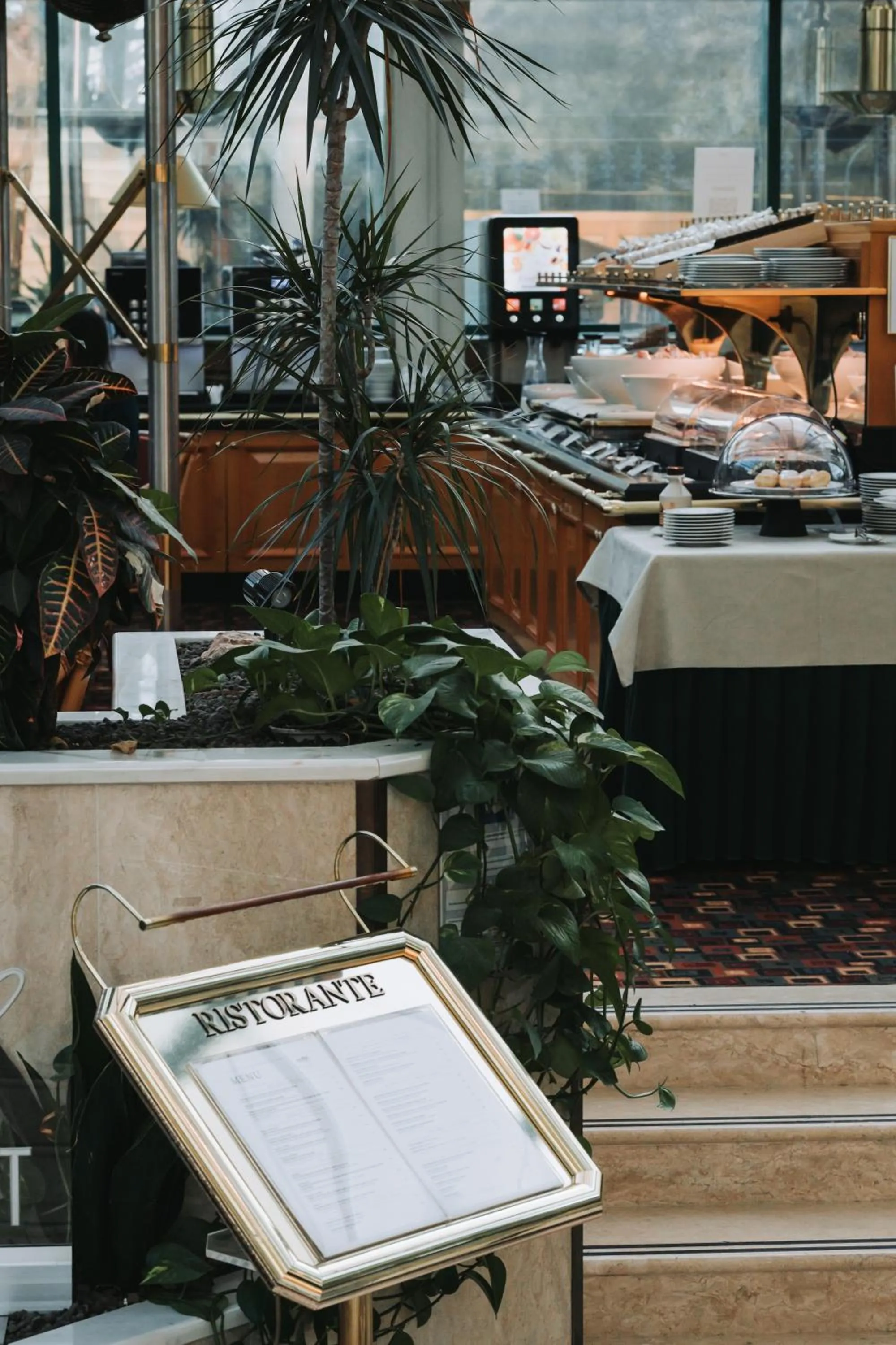 Restaurant/places to eat in Royal Garden Assago Milano