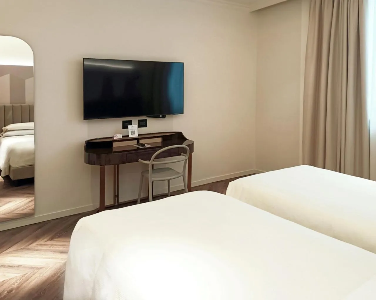 Bedroom, Bed in Royal Garden Assago Milano