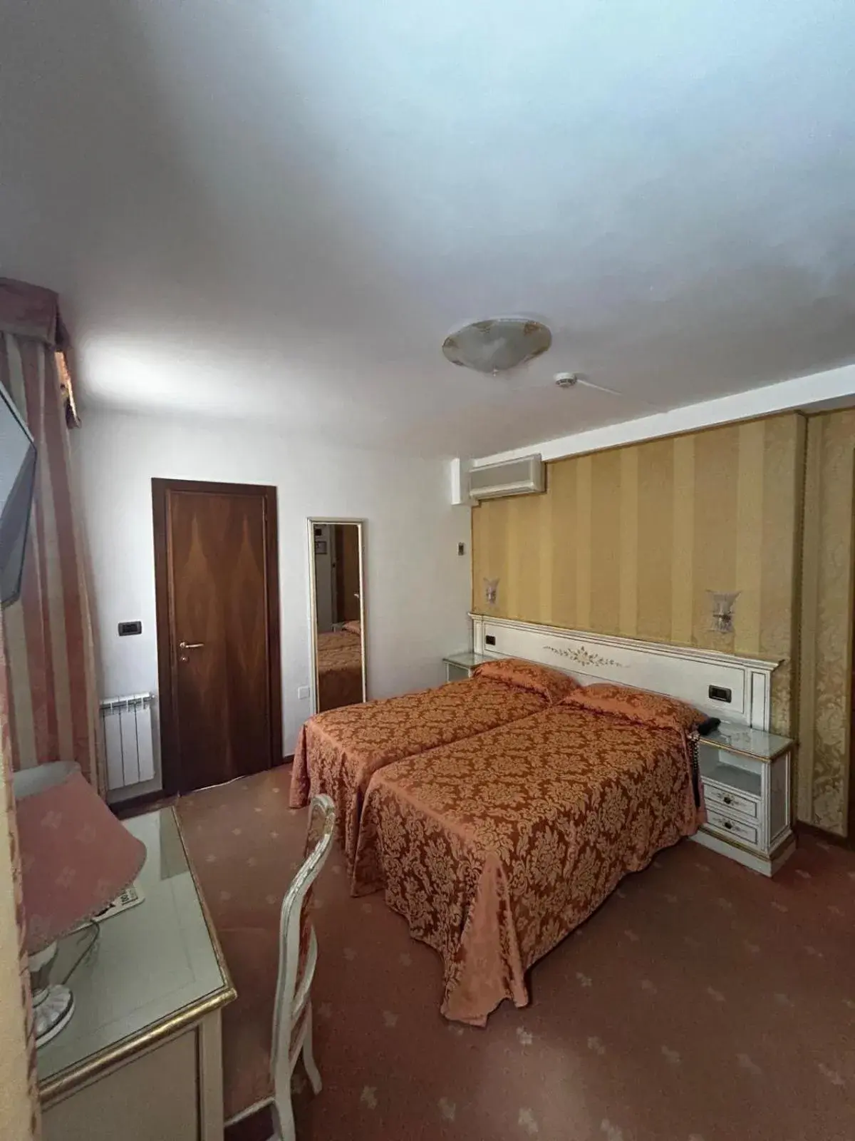 Classic Double or Twin Room in Ambassador Tre Rose Classic Double or Twin Room in Ambassador Tre Rose