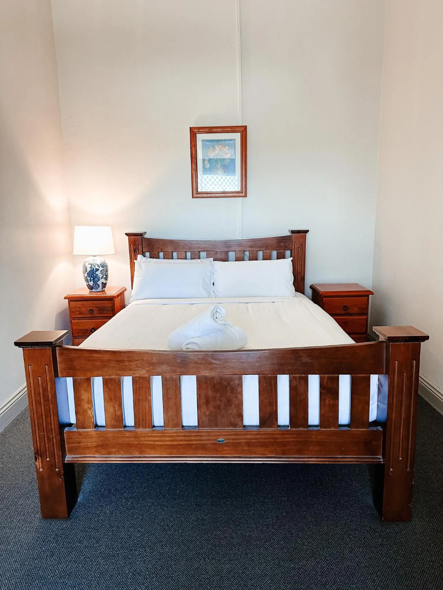 Bedroom, Bed in Central Hotel Stroud