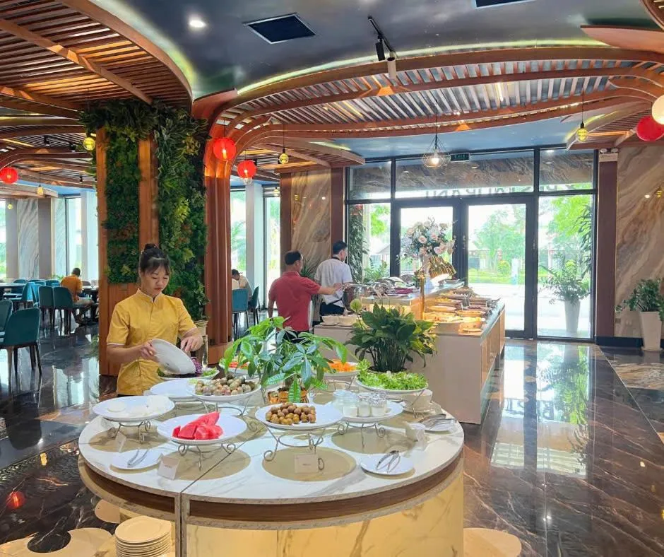 Restaurant/places to eat in DIAMOND HOTEL VÂN ĐỒN