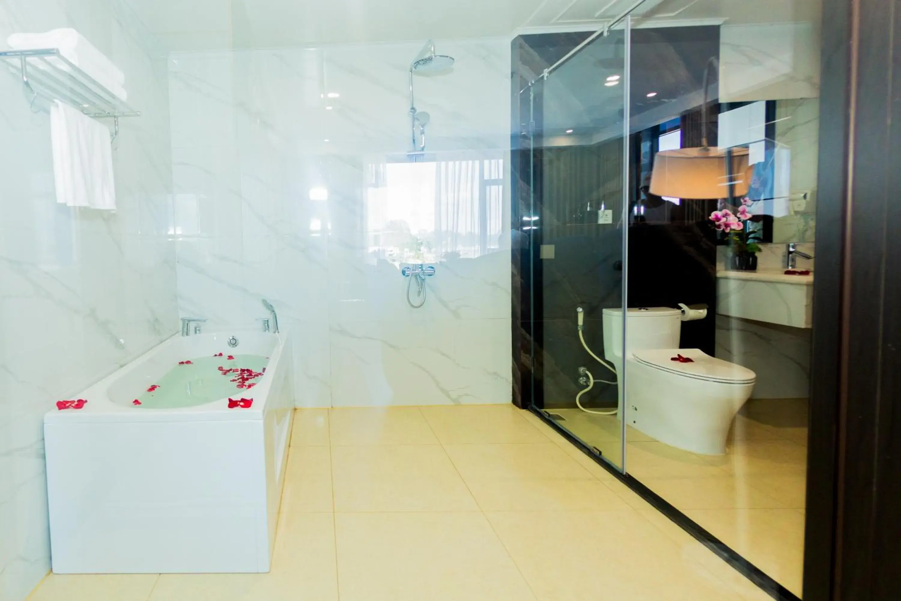 King Suite with Balcony in DIAMOND HOTEL VÂN ĐỒN King Suite with Balcony in DIAMOND HOTEL VÂN ĐỒN