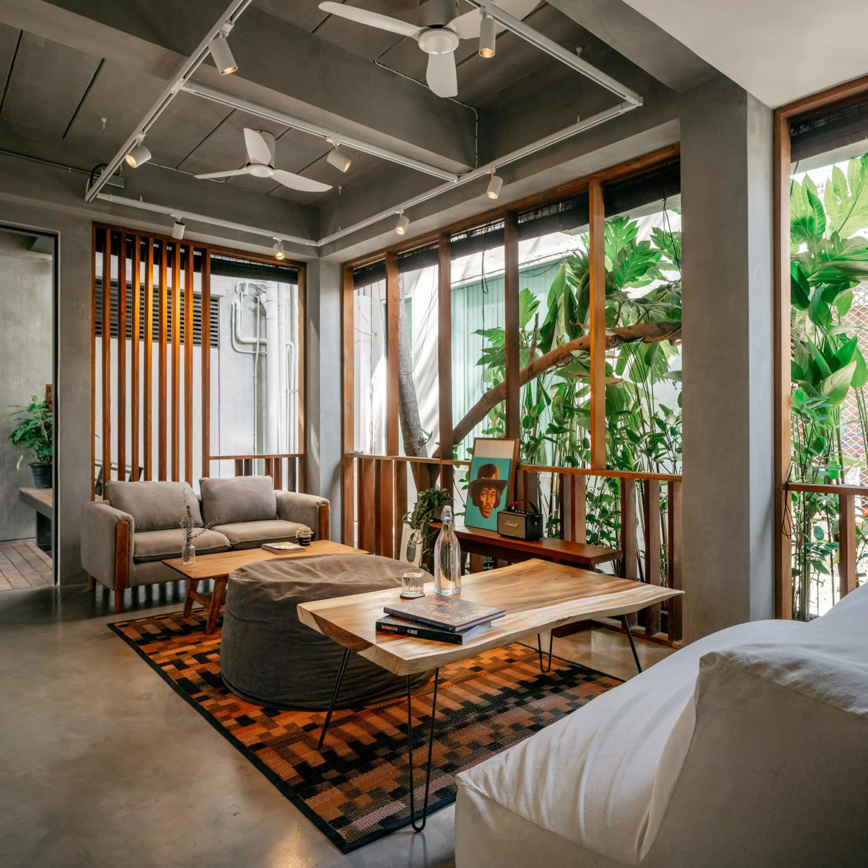 Seating area, Bed in Tamni